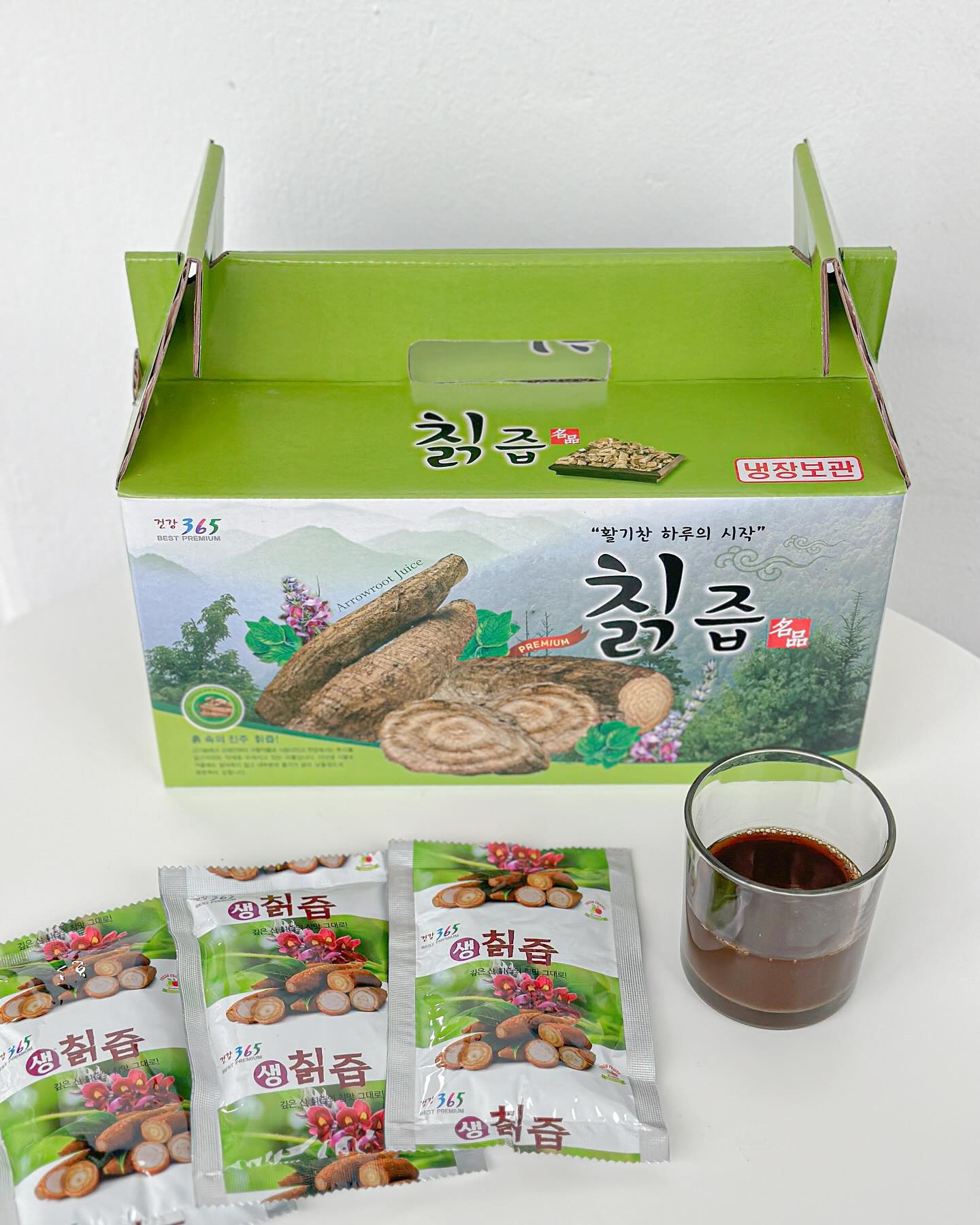 #제품제공 #춘식이네

강원도 동해 산골에서 난 
신토불이 생칡을 사용한
’춘식이네‘ 칡즙 🫚

중탕 NO!
착즙 방식, 저온살균 방식으로 제조해
영양소는 최대로 보존하고
생칡의 생생한 맛과 향이 그대로‼️

방부제, 감미료, 보존료를 사용하지 않고
위생적인 고급 알루미늄 파우치로 칡즙을 
안전하게 보존해 안심하고 건강하게 마실 수 있어 

취향에 따라 따뜻하게 데워 마셔도 좋고
차갑게 마셔도 OK!

대용량 실속형 구성으로 
부모님, 지인 건강 선물로 좋아 👍🏻

⠀
#칡즙 #생칡즙 #칡 #칡즙복용방법 #건강즙 #칡차 #숙취에좋은음식 #건강음료