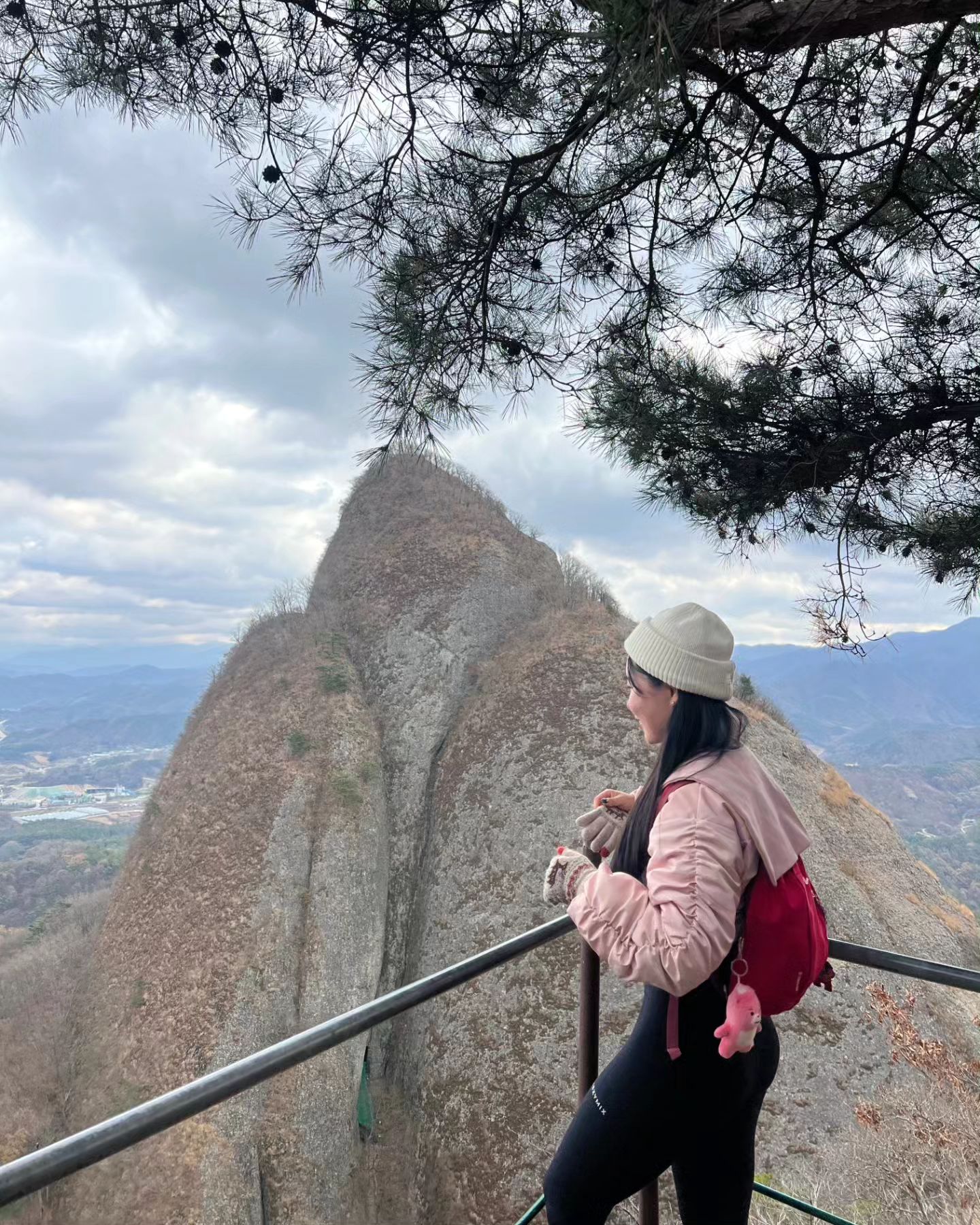 #백대명산 #첫번째 #마이산 
마이,my 산 ⛰️ 
내 첫 백대명산💗
코끝 찡하게 추워진 날씨에 등산!
마이산 암마이봉 등반!

중간중간 암벽이 많고 경사가 높아서 보통 
11월 말부터 2월까지 입산을 제한하고 있으니 
확인하고 가야한다.

능선길도 많고, 데크길보다 흙길, 돌길, 계단이 많다. 끈임없이 오르는 느낌보다 오르락 내리락하면서 가서 힘들지 않았다😃😃😃

가는동안 풍경이 너무 예뻤다!

⛰️마이산 등반⛰️

📍일시 : 2023년 11월 12일 일요일

📍산행시간 : 약 5시간 소요

📍산행경로 : 마이산남부주차장 - 고금당 - 비룡대(전망대) - 봉두봉 - 마이산돌탑 - 암마이봉 - 탑사 - 탐방로방향으로 남부주차장

📍'탑사'쪽에서 입장권 3,000원이 발생됩니다!

📍등산 난이도(5점 만점 개인적 견해): 🌟🌟🌟