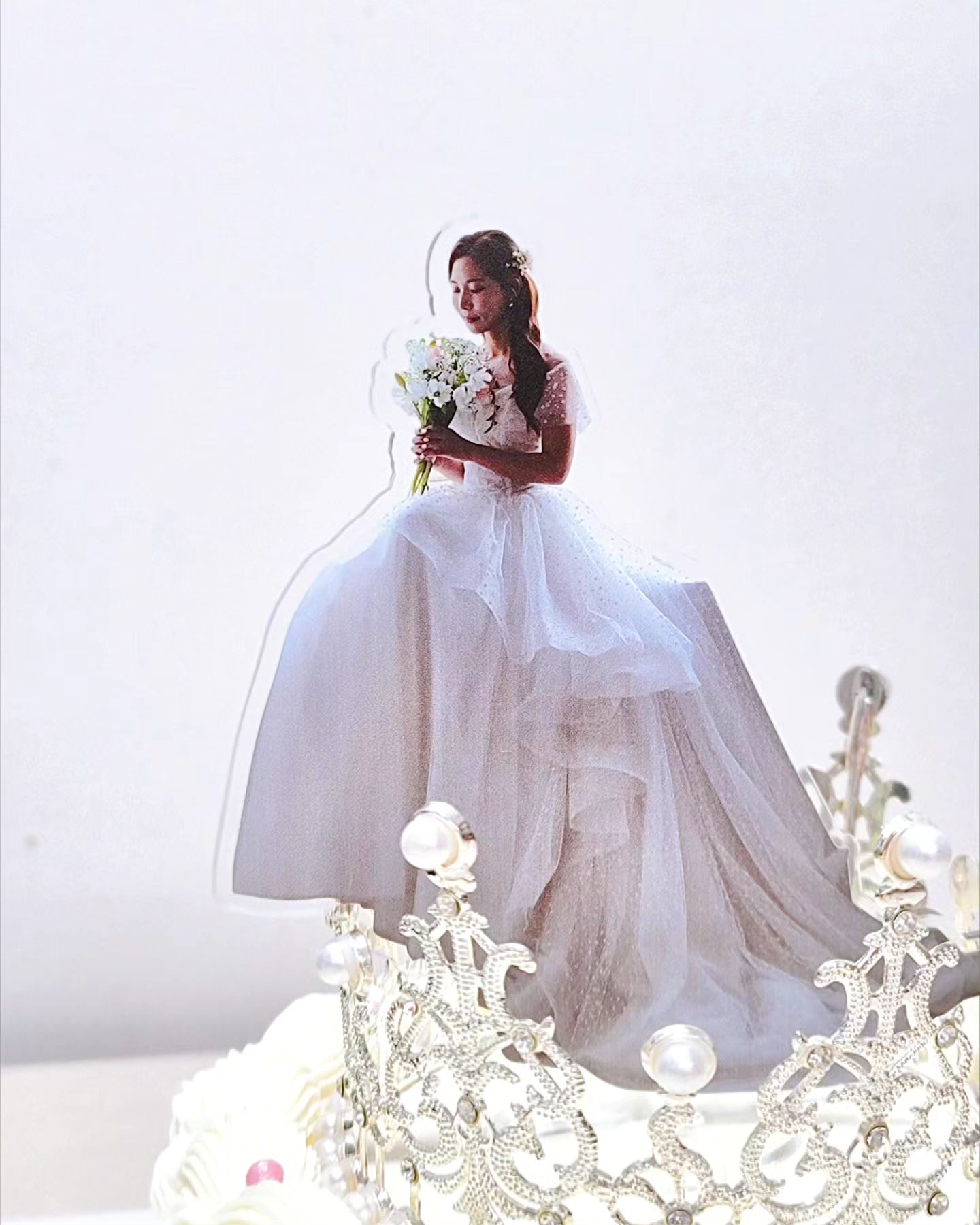 💗추억의 기록💗

🌼브라이덜샤워 아크릴 등신대

좀 특별한 브라이덜샤워👰‍♀️ 아이템을 찾다가 발견!!

종이로 된 토퍼 인물사진도 생각해봤는데
그건 파티 끝나고 처치 곤란할 것 같았음

그래서 오래 간직 할 수 있도록 친구 모습을 본 뜬 아크릴 등신대를 제작하기로 했다~😆

서프라이즈 선물이라 친구가 보내 준 사진 중에서
웨딩드레스 입은 버전으로 고른다고 한정적이였지만💦

세워둘 수 있고, 튼튼하기도 해서
맘 놓고 실컷 롸분신(?)과 케이크 사진 찍고 놀았음🤣🤣

다 놀고 나서 친구 손에 쥐여줬다.
잘 놀다가라~ 롸주니어~~😘
 
 
❤