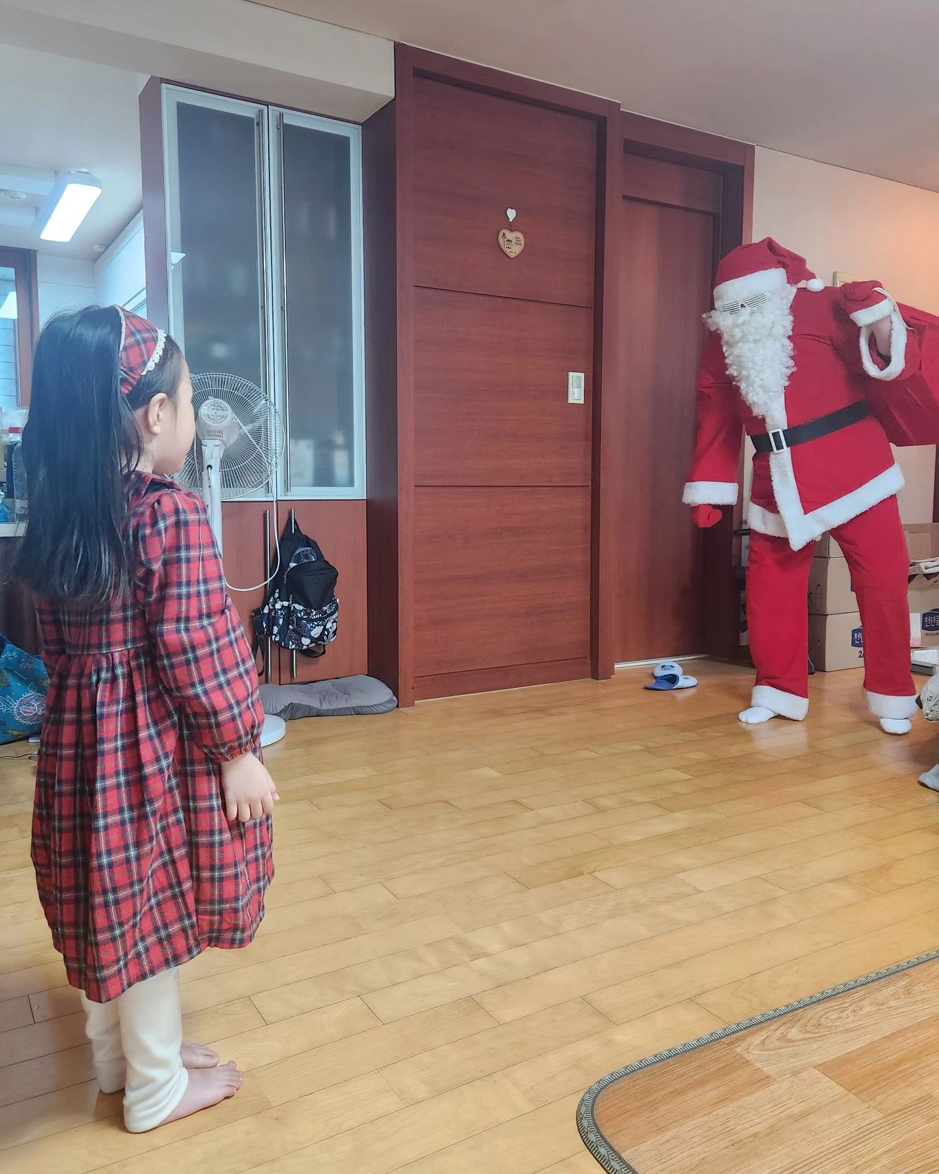 #1679일

산타삼촌테 몇개월전부터 갖고싶다고 노래부르던 #솜사탕메이커 받고 신나서 아빠테 자랑하고ㅎㅎ 아직까지 산타를 믿는 순수한 어린이ㅋㅋㅋ밤에 준비해놓은 선물 크리스마스 아침에 일어나서 선물도 혼자 뜯고 신나서 #티니핑스티커메이커 뜯자마자 순식간에 반이상 만든ㅋ하루면 다 만들어버릴거같ㅋㅋㄲ리필은 내년 상반기에 나온다는데... 두둥ㅋㅋㅋㅋ

#산타삼촌 #내년에도산타부탁해 #레고프렌즈