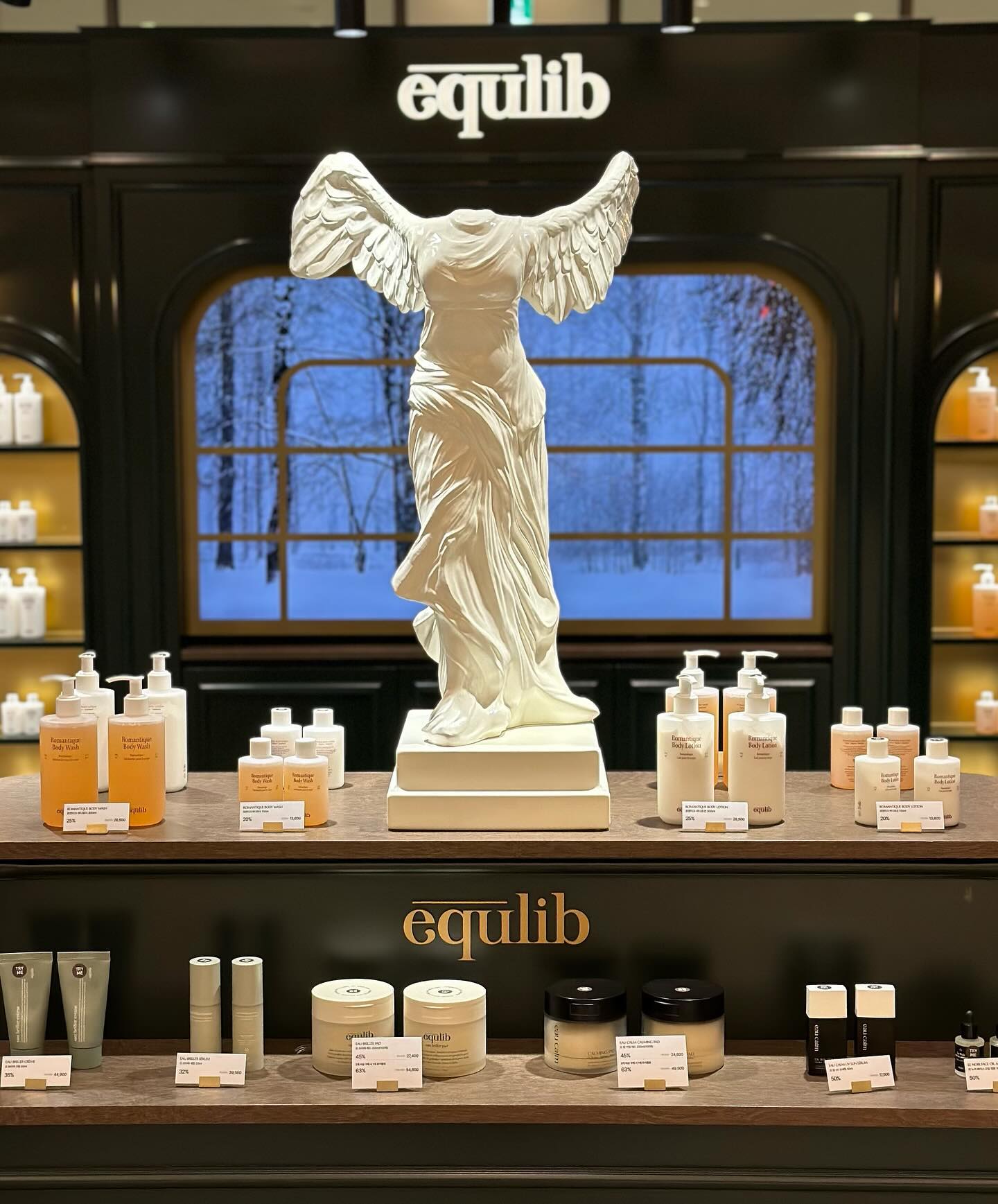 #협찬 Pop-up Store equlib_official 

파리 호텔 컨셉의 이퀄리브 더현대 팝업 다녀왔어요🤍

패드맛집으로 유명한 이퀄리브 오감패드 써보고 제품력 좋아서 이번 더현대 팝업에서 첫 런칭되는 로맨티크 바디워시 & 로션 기대가 되었어요🫧

역쉬... 성분은 물론 은은한 향,발림성, 촉촉함 까지 맘에 들었고 패키지 디자인도 예뻐서 연말 선물로 딱!🎁

선착순 100명 곰인형 키링 이벤트도 있고 회원가입 후 설문 참여하면 9만원 상당의 앰플을 증정해주는 체크인 이벤트 중이니깐 더현대 가시는 분들은 꼭 1층 들러서 참여해보세요 :)

📌여의도 더현대 이퀄리브 팝업
📍장소: 더현대 서울 1F GATE3
🔖일자: 23.12.18-23.12.21 (4일간)
⏱️시간: 10:30~20:00

#이퀄리브 #이퀄리브팝업 #더현대팝업 #팝업추천 #뷰티