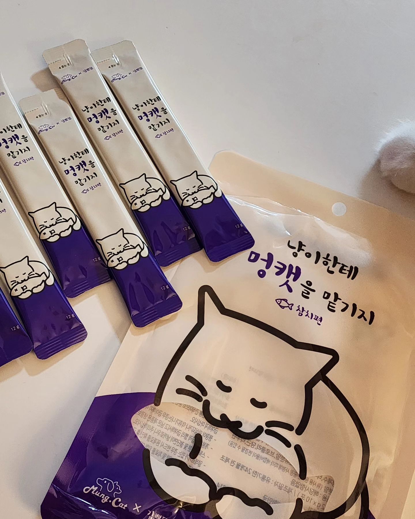 뽀또집사님과 멍캣의 콜라보레이션으로 출시된
🏷[냥이한테 멍캣을 맡기지_참치편] 

먼저 체험해 볼 수 있는 기회가 되어 급여해 보았어요!
▪︎헤어볼 배출
▪︎음수량 증가
▪︎면연력 강화
▪︎기호성 말해뭐해

이 세가지를 모두 챙길 수 있는 맛도리 제품이라구요🫶
3월 11일 오픈한다고 하니 모두들 놓치지 말고 겟 하세요💓
▪︎5만원 이상 무료배송
▪︎7만원 이상 트리플러스펫 증정
▪︎10개입, 30개입 벌크팩도 나온데요😆

🐾british_bboddo
🏷mungcat_official 

#11일 #언제기다려 #더주세요 #JMT간식 #고양이간식