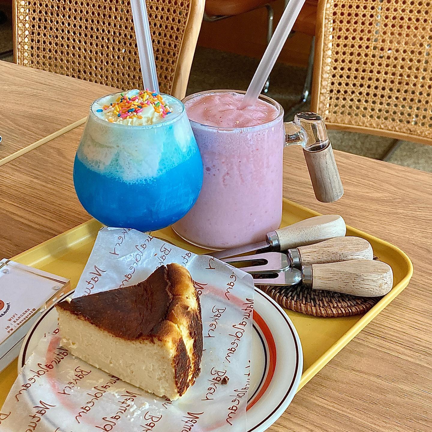 ❣️디저트가 맛있는 감성카페 방그레카페 #협찬

방그레카페에 다녀왔습니다✨
아메리카노가 3000원에 대부분 음료가 3-4천원대로 가성비가 너무 좋았던☺️
제가 주문한 딸기요거트스무디도 4500원밖에 안 했어요👍

몇몇분이 작업하고 계시던데, 저도 집 근처였으면 매일 가서 작업할텐데 싶더라구요👀

딸기요거트스무디의 기분좋은 달달함에 바스크 치즈 케이크 한입 먹으면 얼마나 행벅하게요✨☺️

귀여운 매장에 맛있고 가성비 좋은 디저트까지❣️ 
앞으로 자주 들를 것 같은 곳입니다🧡

#방그레카페#이대역카페#이대카페#대흥동카페#마포구카페#마포카페#이대디저트#이대디저트카페#서울카페#서울디저트카페#서울디저트#서울가볼만한곳#서울카페추천#감성카페#디저트카페