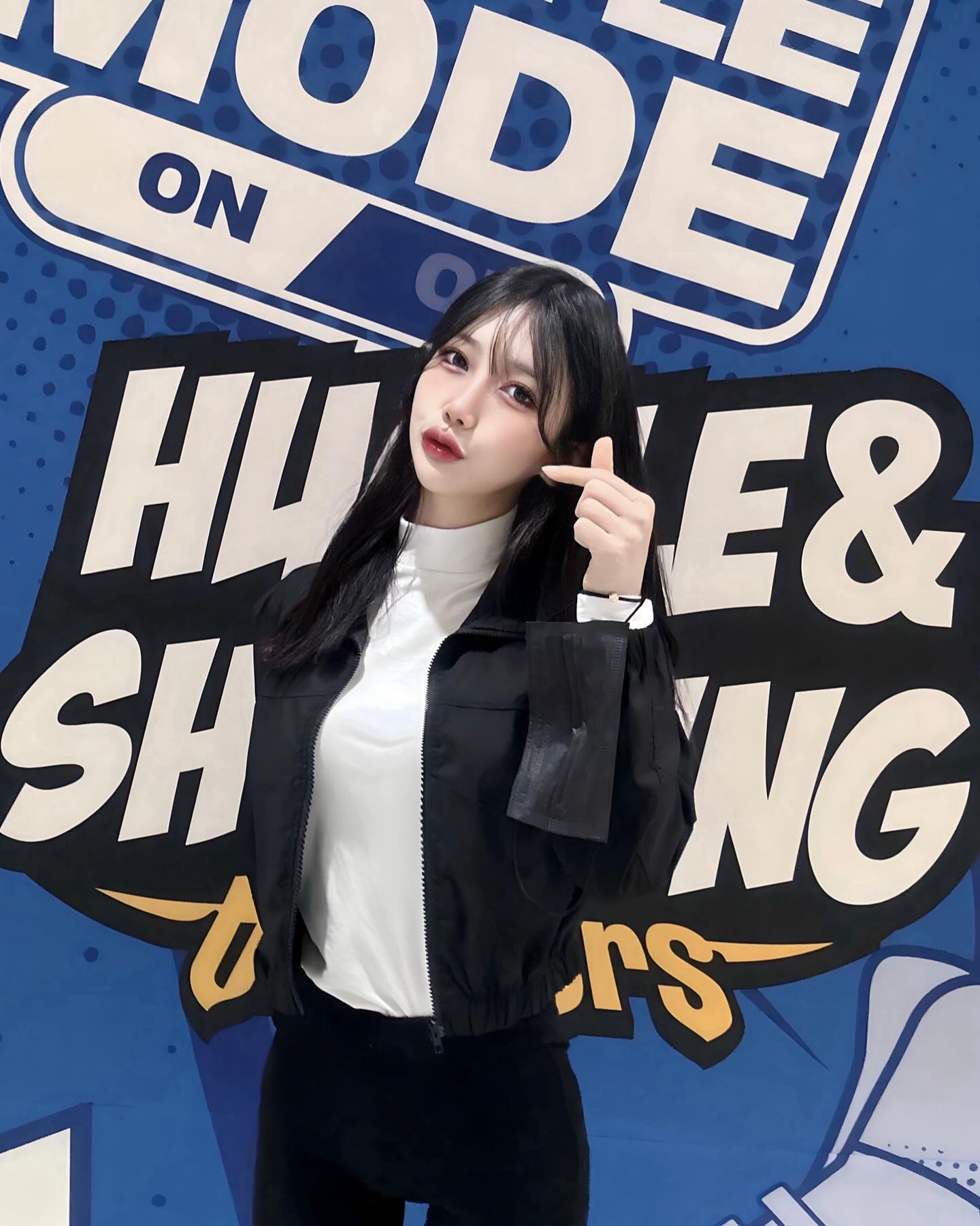 남자농구 경기 직관 🏀🏀 생각보다 전반은 노잼인데 후반이 개존잼 응원하는 팀 없이 그냥 경기에 집중했는데 #벨란겔선수 보고 가공 응원 해따 란겔씨 너무 잘해 ..
그리구 오랜만에 경기장 가서 현수막이랑 선물 챙겨주셨는데 너무 감사합니다,,, 잊지마세요 저를,, 평생 간직할게요 🫶🏻