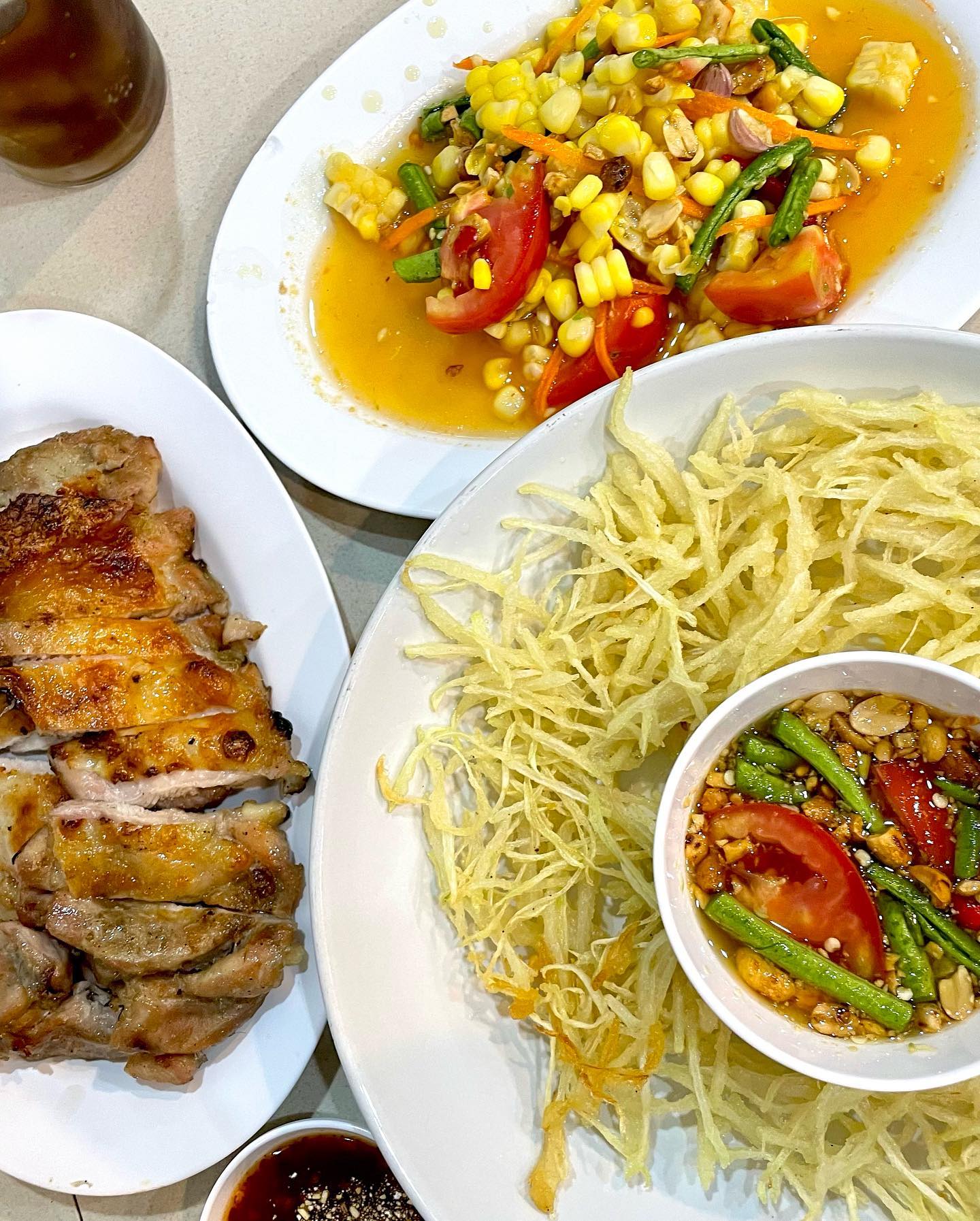 푸룻푸룻 치앙마이 분위기 
폴폴 나는 🍃
치앙마이 맛집 닭구이 전문점!
까이양 청더이! 재방문 각 ˙ᵕ˙ෆ

음식이 전체적으로 
담백하고 신선해요~!
닭구이도 속은 부드럽고 겉은 바삭!

파파야튀김,옥수수 쏨땀도 넘 맛있고 궁합이 좋으니 꼭 주문하는 것을 추천해요~♥️ 

4가지 음식 주문 총 13400원 👏🏻🫢