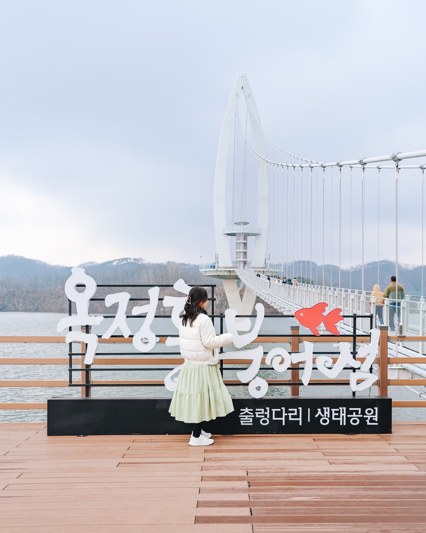 #제작지원 X #임실군

꽃이 피는 계절이 오면 가면 좋을 1타 3피 #임실관광지
#붕어섬생태공원
#임실요산공원
#임실옥정호출렁다리 에요 !

게다가 #옥정호 뷰 카페는 바라만 봐도 너무 좋고
옥정호를 바라보며 먹는 식사는 그야말로 꿀맛 !

현재 3월 한달동안은 입장료 무료니까
봄나들이 할곳 찾는다면 드라이브 삼아 방문해보세요:)

#옥정호출렁다리
3~10월(하절기) 09:00~18:00 입장마감 17:00
11~2월(동절기) 10:00~17:00 입장마감 16:00
매주 월요일 휴무
(월요일이 공휴일인 경우 그다음 평일인 화요일 휴무)
4월부터 대인 3천원 !

#전북가볼만한곳 #전북여행 #임실여행 #전북임실 #주말에가보만한곳 #임실여행지 #전라북도여행 #전라북도가볼만한곳 #임실여행코스 #옥정호 #옥정호카페 #붕어섬 #임실붕어섬 #임실붕어섬생태공원 #임실옥정호 #임실옥정호출렁다리