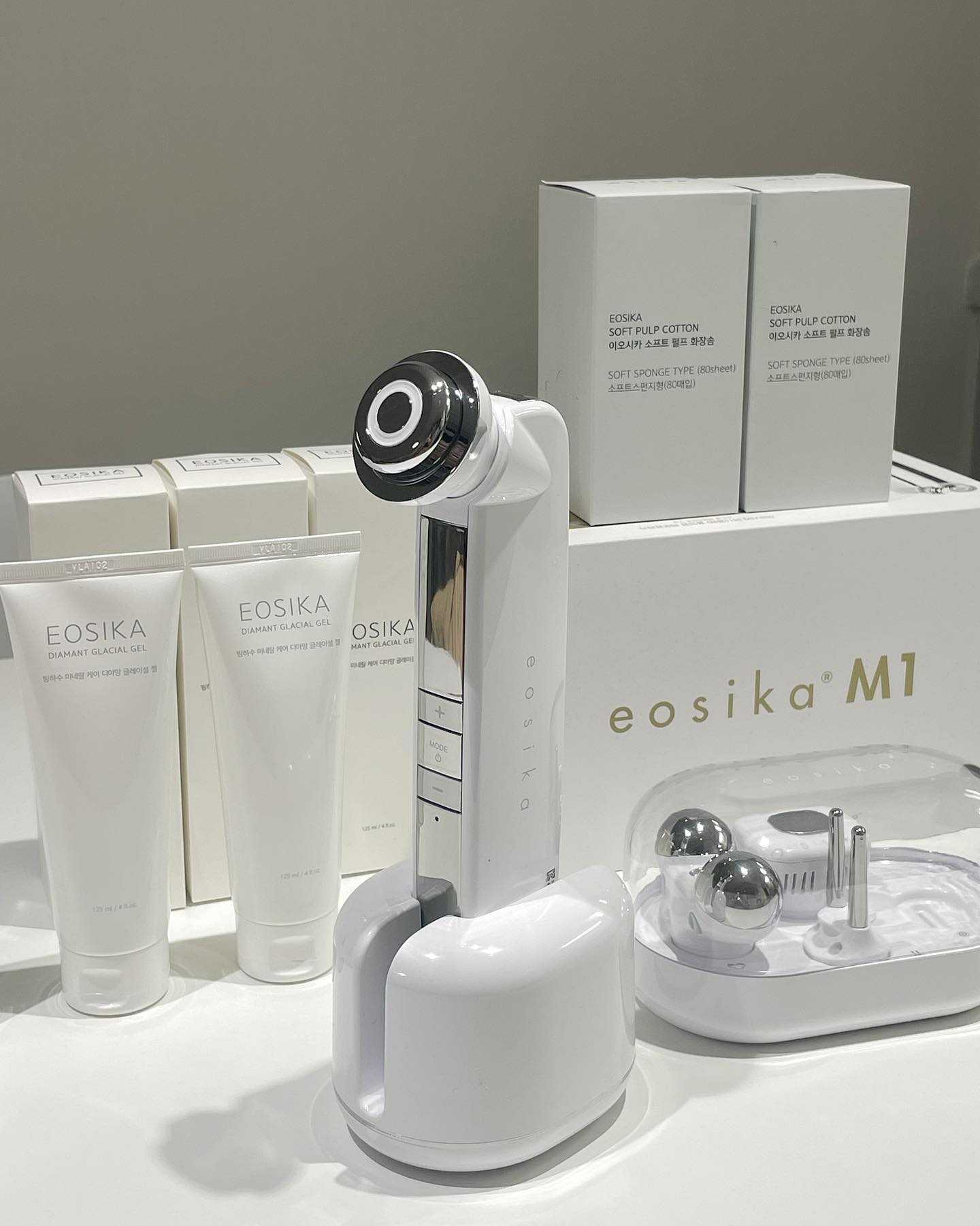 #광고 eosika_kr 
올인원으로 피부 관리하기 편한 이오시카 M1 💫🪴6가지 모드로 고주파 모드, EMS 리프팅 모드, 아이케어 모드, 쿨링 모드, 클린 모드, 모이스쳐 모드! 
모드별로 헤드 바꿀 수 있어 위생적이고 전문적인 느낌(╹◡╹)v
 
자주 쓰는 건 클린 모드와 EMS 리프팅 모드🩷 
세안해도 남아있는 잔여물 때문에 트러블 올라오는데 이오시카 클린모드로 닦아주면 세상 시원하게 씻겨서 피부가 맨들맨들~ EMS 리프팅 모드는 피부 처짐을 방지해 줘서 탄력 잘 잡아줘서 놓칠 수 없어요ㅎㅎ 

홈케어로 가성비 좋은 제품이라 만족하면서 잘 쓰고 있어요 탄탄한 피부 관리에 관심 많으신 분들께 이오시카 디바이스 풀세트 추천해요 찐 관리템 !!! 

#피부관리 #갈바닉 #뷰티디바이스 #얼굴마사지 #디바이스 #디바이스추천템 #스킨케어 #피부관리기기