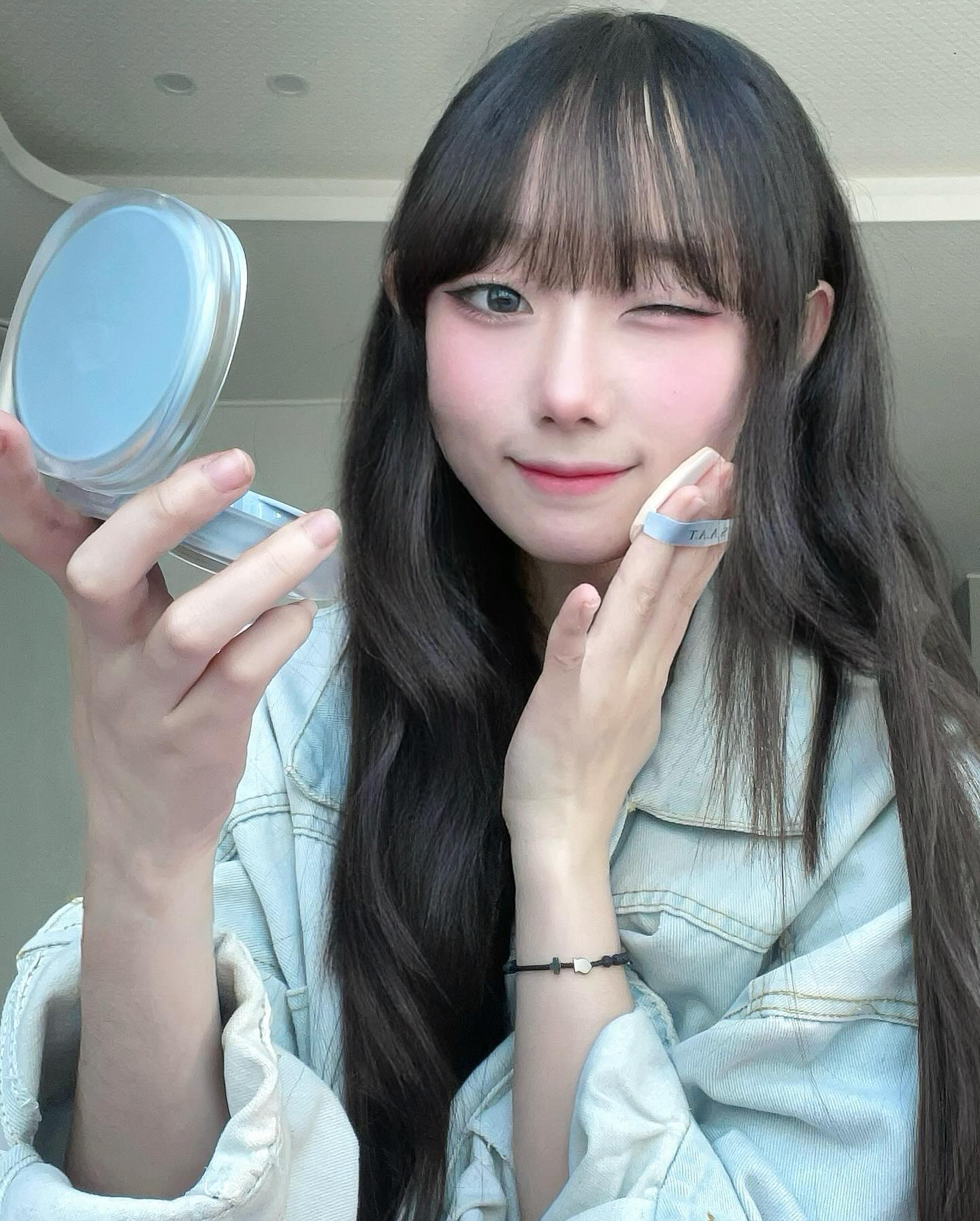 #협찬 [ 자트인사이트 클라우드 그램 쿠션 ☁️🩵 ]

배송도 빠르게 진행되고 포장도 깔끔해서 너무 좋았던..🥺
’자트인사이트 클라우드 그램 쿠션‘☁️🩵

얼굴을 화사하게 톤업!
피부에 잘 스며들어 밀착!
(지속력도 너무너무 좋아요❤️)

이쁘고 심플한 디자인에
가지고 다니기 딱 좋은 쿠션!
(+ 인생샷까지 건질 수 있는..😚)

카메라에도 너무 이쁘게 나와서
이쁜 사진들을 건질 수 있어요!

saatinsight 
이런 쿠션을 찾으신다면 모두 자트하세요🩵

#자트인사이트 #자트인사이트클라우드그램쿠션 #클라우드그램쿠션 #자트쿠션 #구름쿠션 #쿠션팩트추천 #쿠션추천 #밀착쿠션 #세미매트쿠션 #인생쿠션

#맞팔 #instalike #lfl #fff #f4f #l4l #likesforlike #follow4followback #fyp #followtrains #フォローバック #フォロー #첫줄반사 #selfie #ulzzang #lifestyle #beauty #photography #韩国人