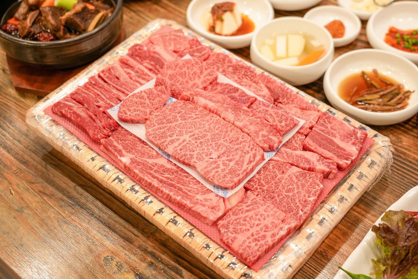 #광고
부산 기장 가면 꼭 방문해줘야 하는 부산 #옛기와 
1+ 1++ 한우만 취급하는 한우직판장 식육식당이라, 넘 좋은 가격에 고퀄리티 한우와 다양한 메뉴들을 만나볼 수 있어요. 800평 역대급 규모로 회식이나 가족모임 하기도 너무 좋은 이곳, 인테리어도 고급진데다 VIP 단체룸, 애견동반 가능한 애견룸까지 따로 있다니 이건 너무 대박이잖아 💕 윤기 쟈르르 마블링 대박인 한우 구워서 맛있게 먹고, 직판장이라 가능한 다양한 한우 밀키트와 선물세트까지 야무지게 챙겨 가면 완벽한 마무리! 부산 기장 가면 꼬옥 들러주기- 

#부산맛집 #부산기장맛집 #옛기와 #부산옛기와 #기장옛기와 #기장고기집 #기장가족모임 #부산가족모임 #부산고기집