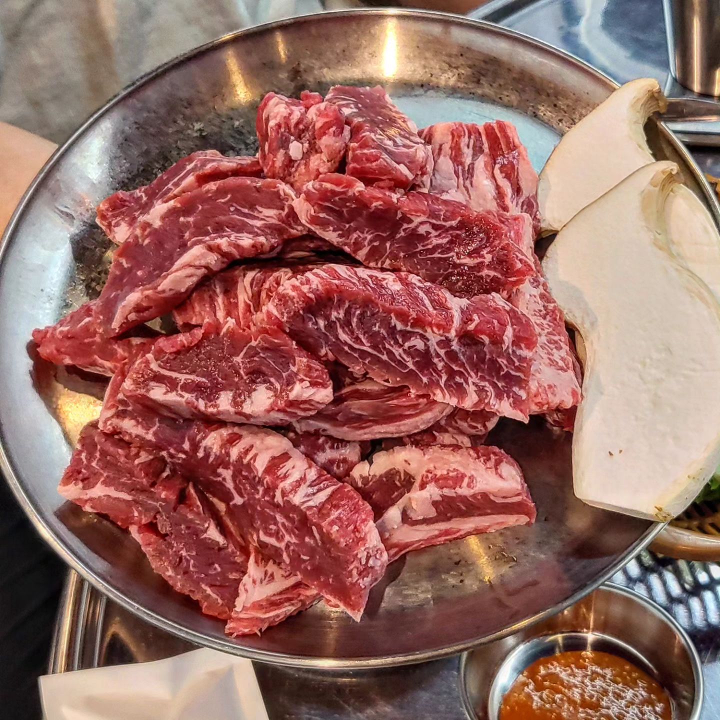 | 잇소 소갈비살
⠀
최근에 먹었던 소갈비중에 제일 맛있었던집!
⠀
일단 가격도 100g에 6,900원으로 저렴한데
고기품질은 그 이상하는 곳이다.
⠀
생 갈비본살과 황제 갈비본살 중에서 고민하다가
사장님께서 황제 갈비본살이 더 마블링 있고 고소하다는 말에 믿고 주문했는데 후회없는 맛!
⠀
고기 자체가 맛있어서 그런지 그냥 소금에 찍어먹는게 제일 맛있었다. 그만큼 고기 질이 좋은거겠지?
⠀
두명이서 황제 갈비본살 500g에 물냉하나 주문했더니 배불러서 만족했던 소갈비집🐂
⠀
📍잇소 소갈비살
✔️ 인천 연수구 하모니로138번길 11
(송도캐슬센트럴파크 102동 135호)
✔️ 주차, 예약, 포장 가능