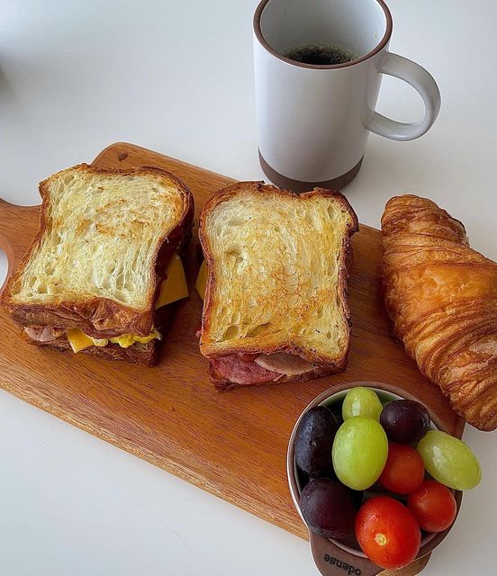 임윤숙 on Instagram: "#광고 #레베떼커피
천천히 여유를 느끼며 즐기는 홈 브런치☕️

쌀쌀한 아침 따뜻한 커피가 생각나서 
원두를 꺼내고 핸드드립으로 커피를 내렸어요
온 집안에 퍼지는 커피 향기에 기분이 좋아지네요☺️ 
수제 햄 치즈 토스트와 과일도 준비해서
따뜻하게 내린 향긋한 커피와 함께 먹었어요🥪☕️

🔍레베떼 커피
✅ https://www.lebetecoffee.com/goods/catalog?code=00030002

📢귀족의 커피, 레베떼 소개할게요
✔️스페셜티 커피 전문 브랜드
✔️유럽 인증 프리미엄 이상의 커피 등급만을 사용
✔️특유의 잔향이 오래가는 것이 특징
✔️빵이나 쿠키와 가장 잘 어울리는 커피
✔️커피의 기본 브라질을 베이스로 호불호 없는 맛
✔️복합적인 밸런스와 적절한 바디감이 인상적인 커피 
✔️명절 선물에 좋은 선물포장 서비스

#설선물 #설마중 #명절선물 #거래처선물 #커피선물 #스페셜티커피 #귀족의커피 #드립백 #드립백커피 #캠핑커피 #핸드드립 #브루잉 #홈카페 #홈브런치 #토스트 #맛스타그램 #먹스타그램 #푸드스타그램 #일상 #데일리 #소통 #먹팔맞팔 #먹팔환영 #맞팔환영 #먹스타 #먹스타맞팔 #먹팔"