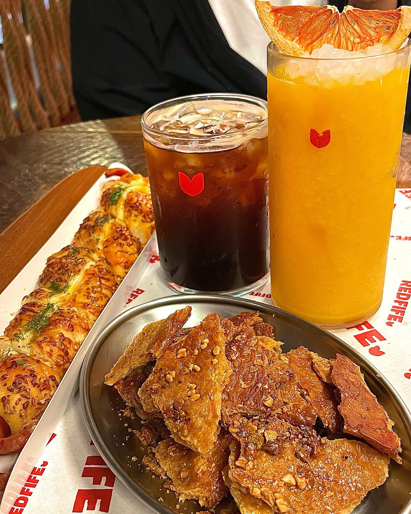 #파주 #레드파이프 
이곳은 파주 핫플 초초초대형 카페, REDFIFE☕️

요즘 날씨 좋으니까 테라스로 꼭 자리잡으세요!!
노래도 나오고 바람도 엄청 시원하게 불고
밤엔 야경도 예뻐서 너무 기분 좋더라구요😊
다음엔 브런치 먹으러 재방문 해봐야겠어요!
아침 9시부터 음식 주문이 가능하대요🥗🍝

🔍레드파이프 (cafe.redfife)
✅ 주소 : 경기 파주시 지목로 17-7 
✅ 전화번호 : 031-944-0999
✅ 영업시간 : 매일 08:30~22:00 

🍽️ 아이스 아메리카노 5.3
🍽️ 천혜향 스무디 7.8 ⭐️추천⭐
🍽️ 크림치즈 롱 소세지 6.7
🍽️ 크룽지 4.7

☑️ 각 층마다 다른 느낌의 다양한 좌석과 포토 스팟
☑️ 낮에는 뷰가 좋은 4층 추천
☑️ 밤에는 야경이 예쁜 5층 루프탑 테라스 추천

#파주맛집 #파주가볼만한곳 #파주카페 #핫플카페 #파주핫플카페 #경기도핫플카페 #서울근교핫플카페 #일산핫플카페 #먹방 #맛집스타그램 #먹스타그램 #푸드스타그램 #먹팔맞팔 #먹팔환영 #먹스타 #먹스타맞팔