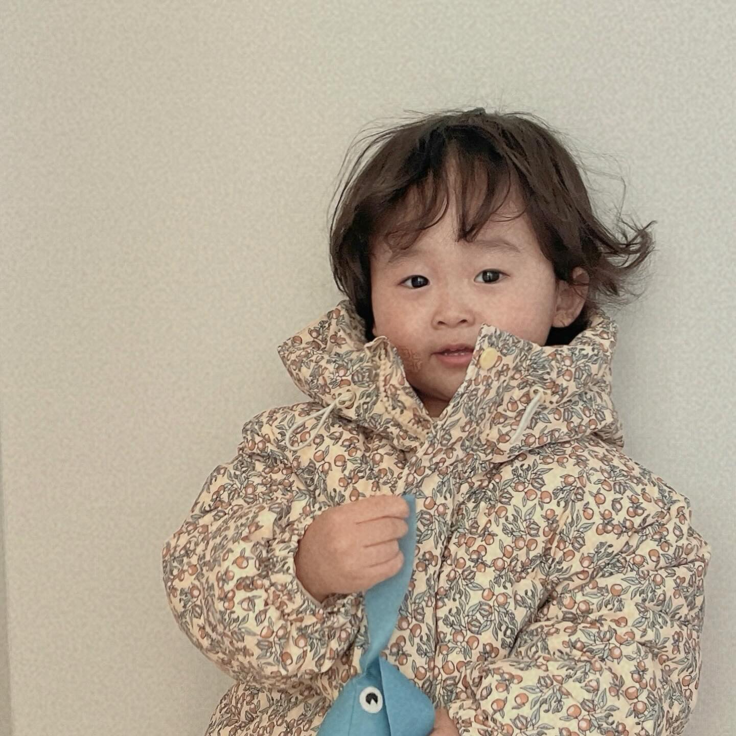 31개월 찬 🩵🫧⛄️

귀여움 가득한 차니의 3번째 겨울 .ᐟ 
아직 쪼꼬미 89.5cm / 13.5kg 
산타할아버지의 존재를 믿기시작하구
호호할아부지랑 (외할아부지)
똑같은 거냐구 물어보며 

👶🏻: “차니는 엄마를 사랑해 많이많이
엄마는 귀여워 .ᐟ ” 
내가 한말들을 기억하구
나에게 해주구 :)

생선구이를 더 좋아했는데
구운고기의 맛을 알구 소고기, 돼지고기를 
구워서 먹는걸 좋아하구

👶🏻: “하나,둘,셋,다섯,일곱,여덟,열 .ᐟ ”
서툴지만 수를 세어보기도하구
벽보를 보면서 
👶🏻:“에이,애쁠 .ᐟ ”하며
문자에 관심도 보이기 시작했구

👶🏻:”망고도 줘도 되여? ”
물어보구 내가 망고 주는걸 관찰했다가
똑같이 망고에게 같이 먹자구 하구

파랑,빨강,하늘색을 좋아하구
같은색으루 물건이나 옷을 사달라고 
이야기도 하구 

책을 좋아해서 한번 읽고 재미있는 책은 
여러번 반복해서 
그림을 보구 내용을 외울때까지
읽어달라구 하구 

👶🏻:”엄마가 이렇게 해볼래? 아빠가 이렇게 해볼래?”
이야기하며 엄마 아빠한테 시키면서 
자기가 원하는걸 요구하는 언어도 습득했구

계절의 변화에 호기심을 느끼구
왜 추운지, 왜 눈이오는지 
낮과 밤은 왜 다른지
나뭇잎은 왜 떨어지는지 궁금해하며
물어보며 이야기듣는걸 좋아하는 

호기심대장 .ᐟ  애교쟁이 .ᐟ 
조금만 더 천천히 커줘 🩵

#울면안돼울면안돼🎶