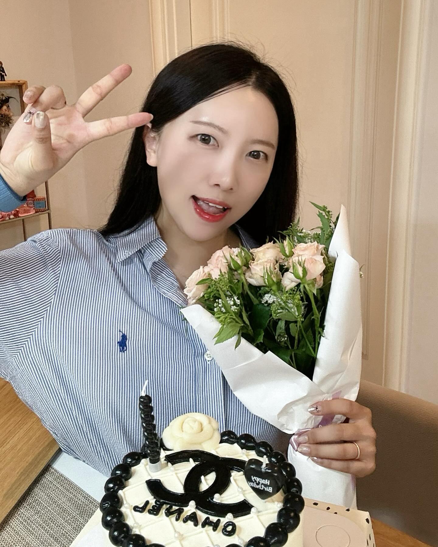 #HBD 🖤

신랑이 퇴근길에 사온 케이크와 꽃다발에 해-삐 🫶🏻
#변우석 우리 선재와 인생네컷까지 완벽한 하루,,🫣✨