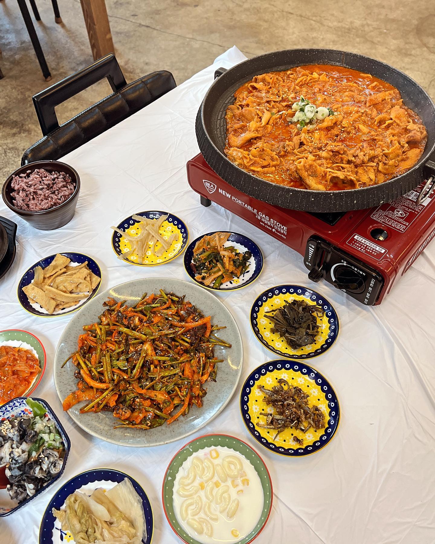 [ 봉선동 맛집 우렁전문점 당산나무집]#협찬

☑️ 봉선동 맛집 우렁전문점 당산나무집

🏘️주소 : 광주 봉선중길 4 당산나무집

⏰영업시간 : 11시 ~ 21시(BT : 15시 ~ 17시)

☎️ 전화번호 : 0507-1351-2440

🚗 주차 : 골목주차

📍 광주 우렁이 쌈밥 맛집 당산나무집은 TV에도 많이 나온 봉선동 현지인 맛집이에요👏👏

📍 점심특선으로 제육쌈밥도 있어요.가격도 착하고 셀프부침개, 서비스수정과 맛있는 음식 많은 식당이에요👏👏👏 하나같이 다 맛도리😋😋😋

📍 당산나무집 우렁이는 친화경 특구에서 키운 물맑은 양평 왕우렁이를 고집한다 합니다. 👍👍

📍 주물럭 우렁쌈밥은 내가 좋아하는 대패로 만들어진 주물럭이였네요.주물럭에 양념이 잘 베어 있어 그냥먹어도 맛있고 배추에 싸서 먹어도 맛있었네요.배추에 쌈싸먹고 상추에 쌈싸먹고💯

📍반찬도 정갈하고 다 맛있어요, 완전 혜자스러운 밥집❤️❤️

📍 쫄깃쫄깃 우렁이 씹히는 맛이 좋았어요. 더 맛있게 먹으려로 우렁쌈장에 청양고추 잘라서 넣었네요. 우렁이 초무침은 새콤달콤 엄지척이요👍👍

#광주맛집 #광주현지인맛집 #봉선동맛집 #봉선동 #봉선동핫플 #상무지구점심 #봉선동점심 #광주밥집 #광주밥집추천 #광주 #점심메뉴 #한식 #저녁메뉴 #광주맛집추천 #리뷰노트 #먹스타그램 #제육볶음 #주물럭 #우렁쌈밥 #광주쌈밥 #쌈밥맛집 #우렁된장찌개 #먹팔 #백반 #집밥 #홈쿡  #맛집 #주물럭 #제육백반 #봉선동카페