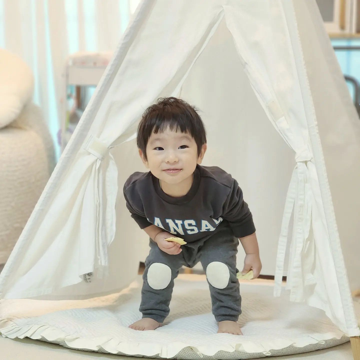 ᡣ𐭩

비가 오더니 눈이 펑펑 오네요?

그래도 오늘은 첫째 등원길에 둘째가 잠들어 
만델링 향 즐기며 시간보내기☕️

점점 나만의 시간이 많아지는데 뭘 하면 좋을까요?