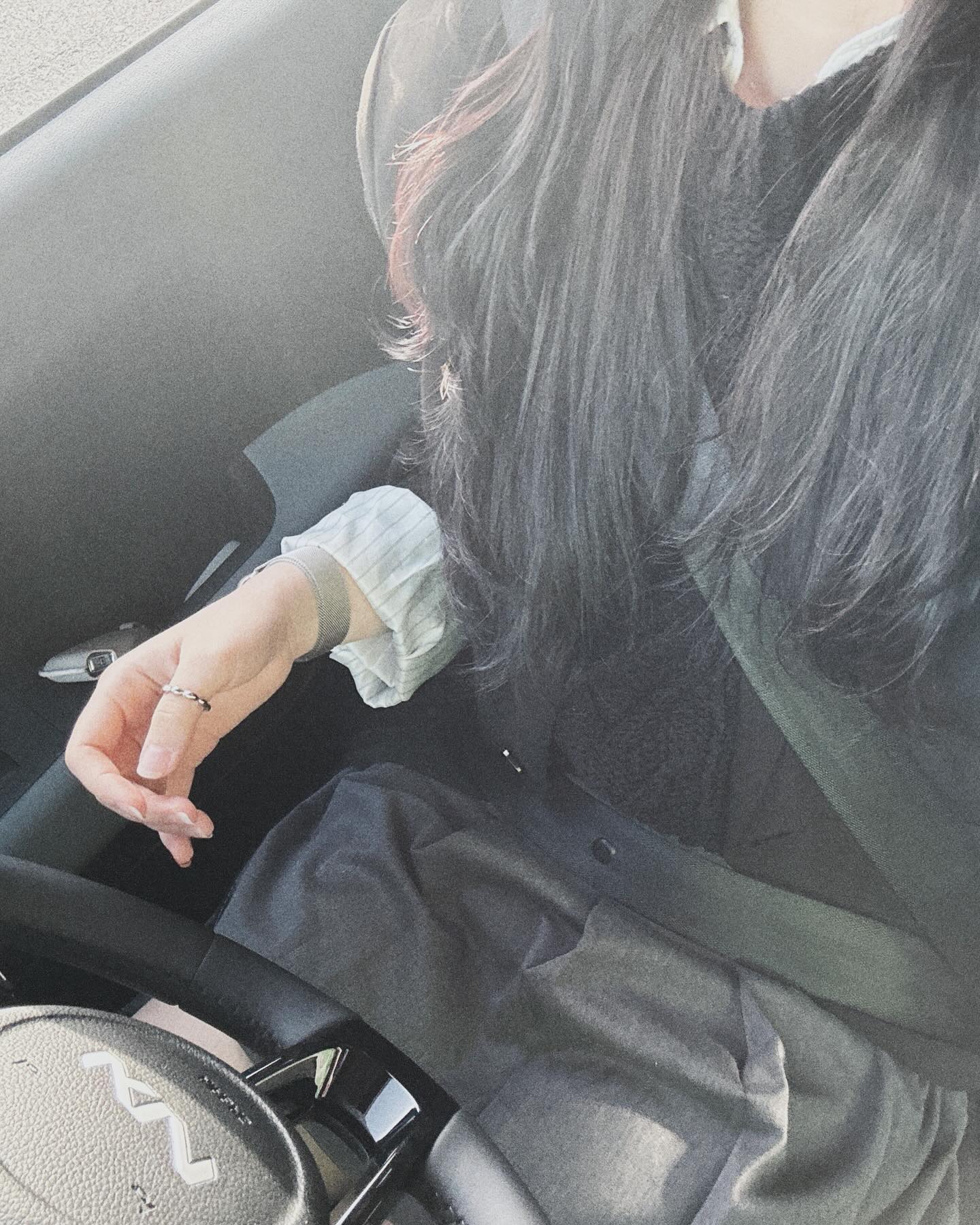 긱시크 따라해보고 싶어서
주섬주섬 주워입고 미팅 다녀왔는데
날씨 너무 좋더라구요🔅

나이 먹을수록 미니스커트 못입겠는데
차타고 다니니까 기분내려고 입어봤더니
적응을 못하겠는 30,,

미팅할때마다 빨리 옷 제대로 나와서
많은 사람들이 입고 다녔으면 좋겠다 싶고
이쁜거 또 없나 할때마다 너무 신나고 ㅋㅋ

날씨까지 좋아서 행복한 요즘💛
