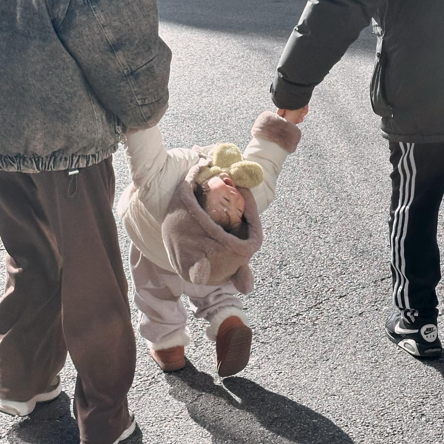 4쨜 애교장착완료한 차니 🐻🤍

👶🏻: 하늘이 거꾸로 보인댜 .ᐟ  꺄르르르르 :) 

👶🏻: “딸기는 할아부지랑 삼툔만 줄고야
  엄마는 냄새만 맡아봥 ”

우리집 해피바이러스의 행복한 겨울방학 시작 .ᐟ 

#개구쟁이 #아기곰