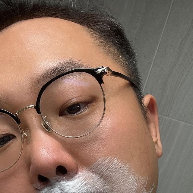 Arnold Kim(쫑특파원) on Instagram: "#협찬 남성 여러분 아침마다 매일 면도 하시죠? 면도에서 가장 중요한 건 무엇일까요?❤️ 바로 쉐이빙입니다. 제대로 된 쉐이빙을 하지 않으면 마찰력때문에