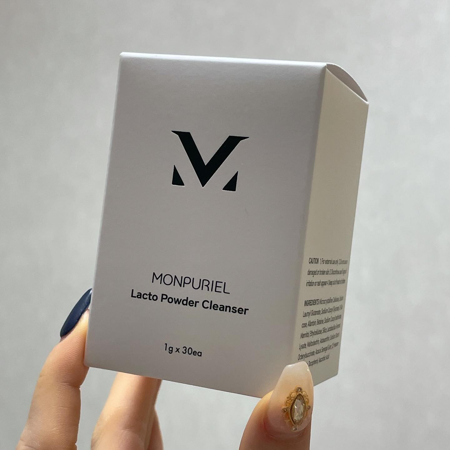 #협찬 monpuriel_official 
깐달걀 피부를 갖고 계신 분, 그리고 피부과에서는 전부 효소 클렌징을 추천하더라구요. 효소클렌저 과연 뭘까요? 또 어떤 제품이 좋은 제품일까요?

효소파우더는 피부케어와 클렌징이 한번에 가능하다는 장점이 있는데요, 오늘 가져온 제품은 비타민C 6천배의 항산화 성분을 함유한 아스타잔틴이 들어있는 파파인그래뉼과 연약해진 피부에 도움이 되는 프로바이오틱스, 그리고 세안 후에도 수분보습 및 진정 작용이 가능한 알라토인과 베타인 성분의 효소가 들어있는 발효 효소 파우더입니다.

몬퓨리엘 락토 파우더 클렌저는 방부제와 향료가 없어 안전한 저자극 클렌징이 가능합니다. 또, 피부밸런스 유지를 위해 pH5.0-6.0의 약산성 pH밸런스 클렌저입니다. 1g의 개별 포장으로 더욱 청결하고 보송하게 사용할 수 있습니다.

예민한 피부로 스크럽을 못하시는 분, 트러블피부인 분, 피부가 먹는 유산균 클렌저를 찾는 분, 피부영양제만 드시고 계신 분, 거친피부인 분, 온가족이 함께 사용가능한 세안제를 찾는 분 모두모두 몬퓨리엘 락토 파우더 클렌저 추천드립니다!

여기서 팁! 위 제품뿐 아니라 모든 효소제품을 쓰시는 분들께서 잘 모르시는 지식이 있는데요, 효소는 찬물에서는 효과가 떨어져, 최소 36.5도 이상, 40도의 물에서 사용하는 것이 가장 효과가 좋습니다. 또한, ‘피부를 차갑게 하면 모공이 축소된다?’ 절대 아닙니다!! 피부는 재빨리 건강한 온도를 유지하기 위해 온도를 높이고, 이 작용이 반복되며 모공은 더더 커집니다.

붉고 뜨거워진 피부를 진정시키기 위해 피부온도보다 낮은 미스트를 뿌리거나 패드를 붙이는 것이 좋다는 지식이 이렇게 잘못된 지식으로 변질 되었습니다. 열감이 심한 상태가 아니라면, 피부와 가장 비슷한 온도의 물로 세안 후 살짝 시원한 정도의 손으로 스킨케어를 하는 것이 옳은 방법입니다!

#몬퓨리엘 #몬퓨리엘락토파우더클렌저 #락토파우더클렌저파우치 #프로바이오틱스클렌저 #세안제 #저자극 #프로바이오틱스 #약산성클렌징 #약산성 #락토 #딥클렌징 #딥크렌저 #안색개선 #저자극각질제거 #유산균파우더 #유산균세안제 #피부유산균추천 #효소 #효소파우더 #효소클렌징