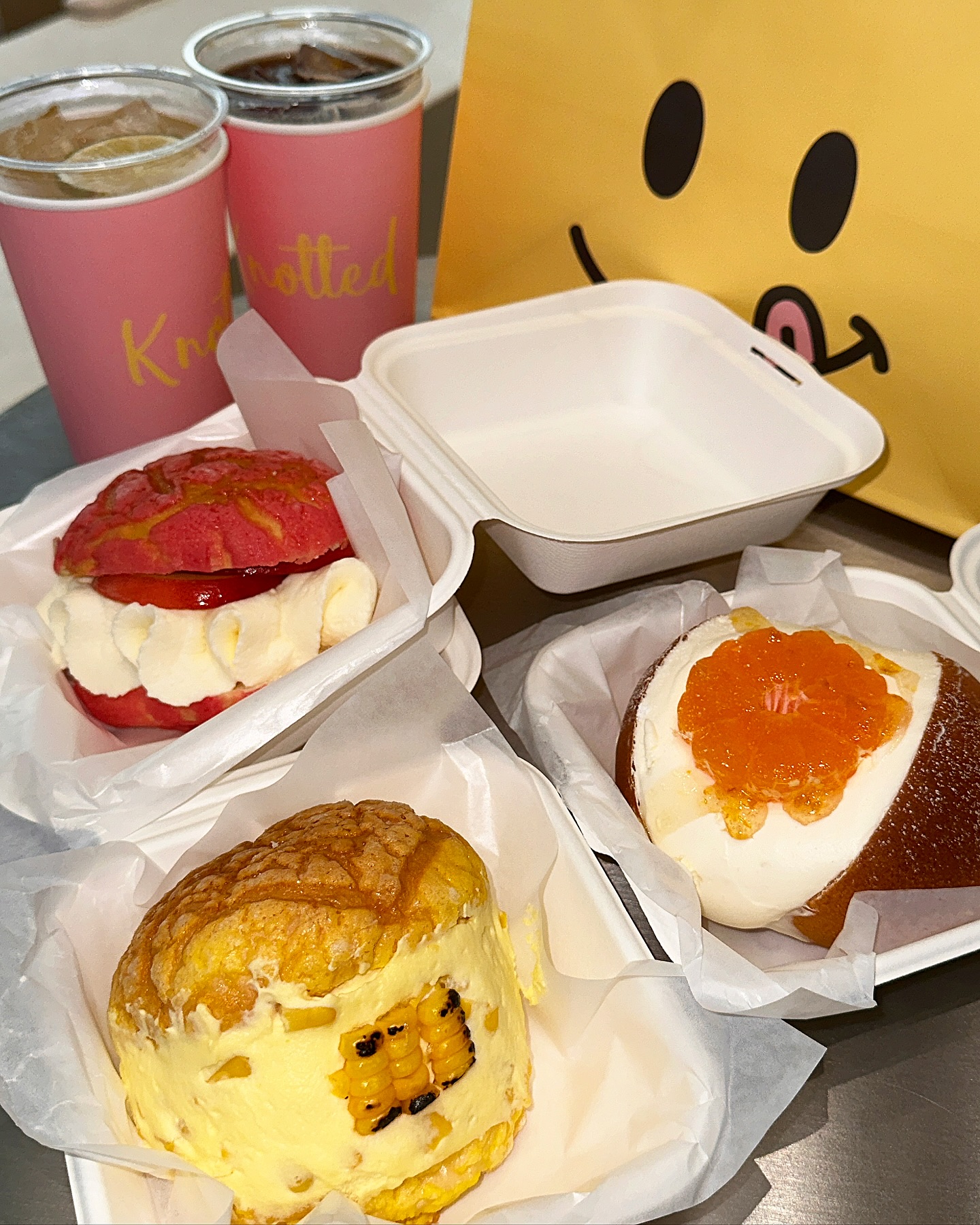 #협찬 노티드 신메뉴 마리토쪼 먹어봄!🍩
잠실 카페 추천 더운 여름 실내 데이트 장소 추천 📍노티드월드

✔️ 마리토쪼 란❓
크림 속에 반지나 보석을 숨겨 프러포즈하던 이탈리아 전통에서 유래!
이탈리아어로 남편을 뜻하는 ’마리토 (Marito)‘에서 따온 이름으로 담백하게 구워낸 브리오슈 번 사이 달콤한 크림을 듬뿍 채워 넣은 이탈리아 디저트 에요

✔️여름 시즌을 겨냥하여 알록달록 싱그러운 과일이 가득 들어가 있어요 골라먹는 재미가 있네요♥️

📌 6가지 종류에 마리토쪼
초당옥수수 / 요거피치 / 유자생귤 / 멜론 / 요거블루베리 / 우유생크림

📖 제가 먹은 메뉴 
초당옥수수
요거피치
유자생귤
파인애플 라임 에이드
아이스아메리카노

🗺 위치: 서울 송파구 올림픽로 300 롯데월드몰 5층 (F05~11호)
⏰ 영업시간: 11:30 - 22:00

🤍다음 피드가 궁금하다면?➡️ w_w_dodo 
🤍먹팔 환영💞 댓글 남겨주세요❣️
🤍#도도_ 송파구

#노티드신메뉴 #노티드마리토쪼 #노티드신상 #이번주신상 #신상디저트 #마리토쪼 #잠실카페