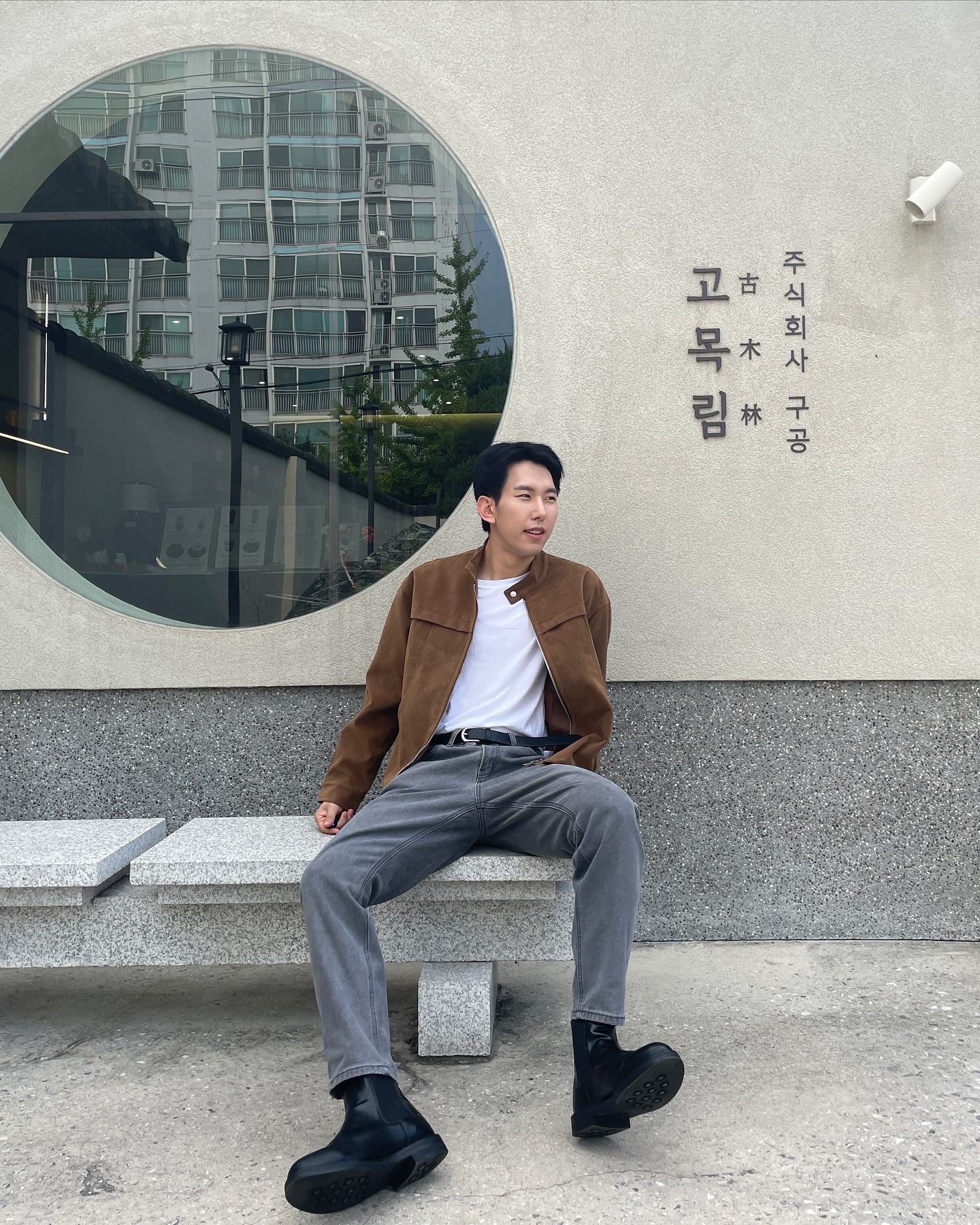 오늘 착용한 의상은 라퍼지스토어 버핑레더 자켓이에요
사이즈는 L 입으니까 박시하게 딱 맞아요😊

날씨가 핫한데 의상도 핫해서 완전 럭키비키자나🍀

모터스포츠의 레이싱 자켓을 모티브로 하여 누가 입어도 세련되고 
매력적인 분위기를 연출 할 수 있습니다.

남녀 모두 착용가능한 제품으로 더욱 추천드려요✨

#협찬 #라퍼지스토어 #라퍼지스토어라이더자켓 #데일리 #데일리패션 #무신사 #무신사스토어 #무신사스탠다드 #무신사크루스냅 #ootd #카페탐방 #예쁜카페