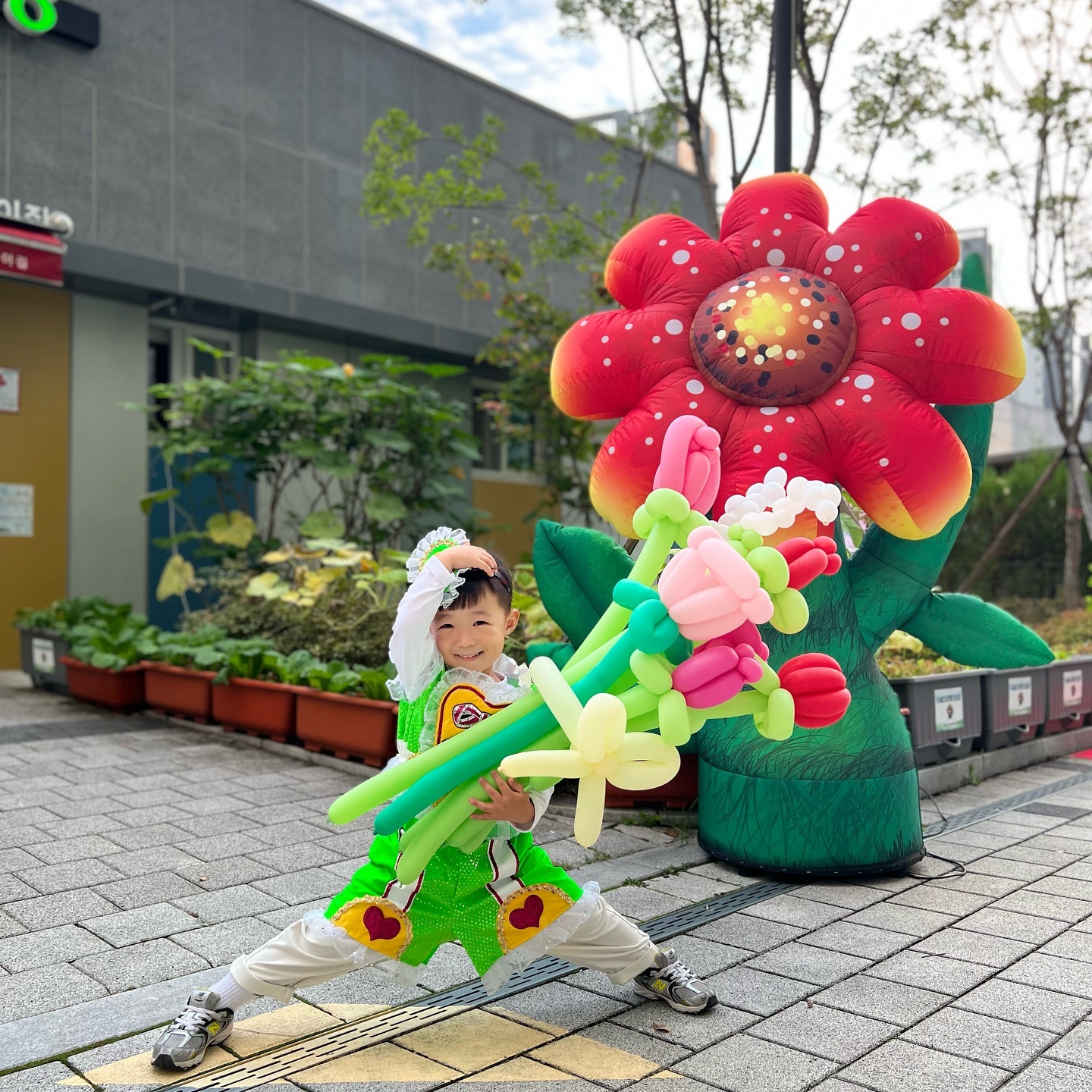 .
사랑하는 우리 민준이 첫 재롱잔치💚
많은 사람들이 쳐다보니 입장하는 도중에 부끄러워서 나무 뒤에 숨어버렸지만, 다행히 무대에서 울지않고 잘 마무리했어요🥰 

엄마는 민준이가 어느새 훌쩍 자란 것 같아서 마음이 뭉클했어. 
너무 고생했어 민준👦🏻💚

#33개월아기#성골이#똥민준#도민준
