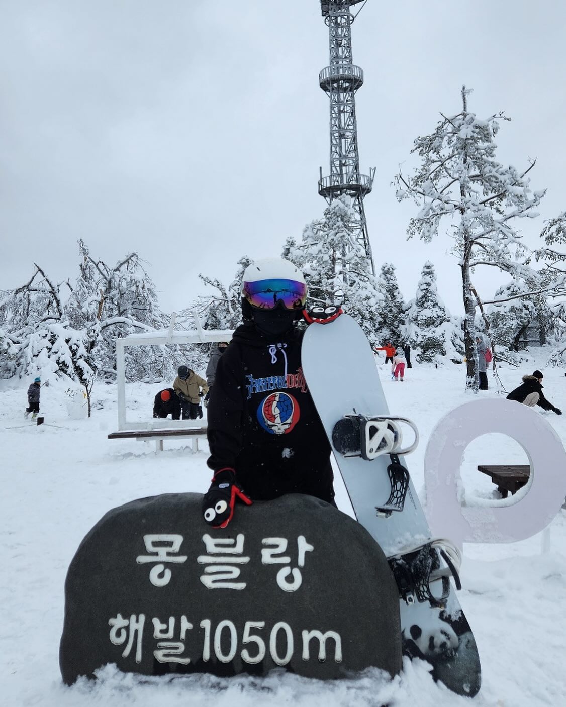 #아들키우기#초딩보더
#둘째 #짠함

형때문에 왜 타기싫은거 만날 타야하냐고 투털대면서도 ㅋㅋㅋ 오면 나감...ㅋㅋㅋ

#초4병 물러가라~

#2023안녕#2024 #기대

#사랑해

2024 여름엔 #한달살기 떠나쟈

#snowboarding #snowboard 
#snowboarder #아들맘#korea#🏂
