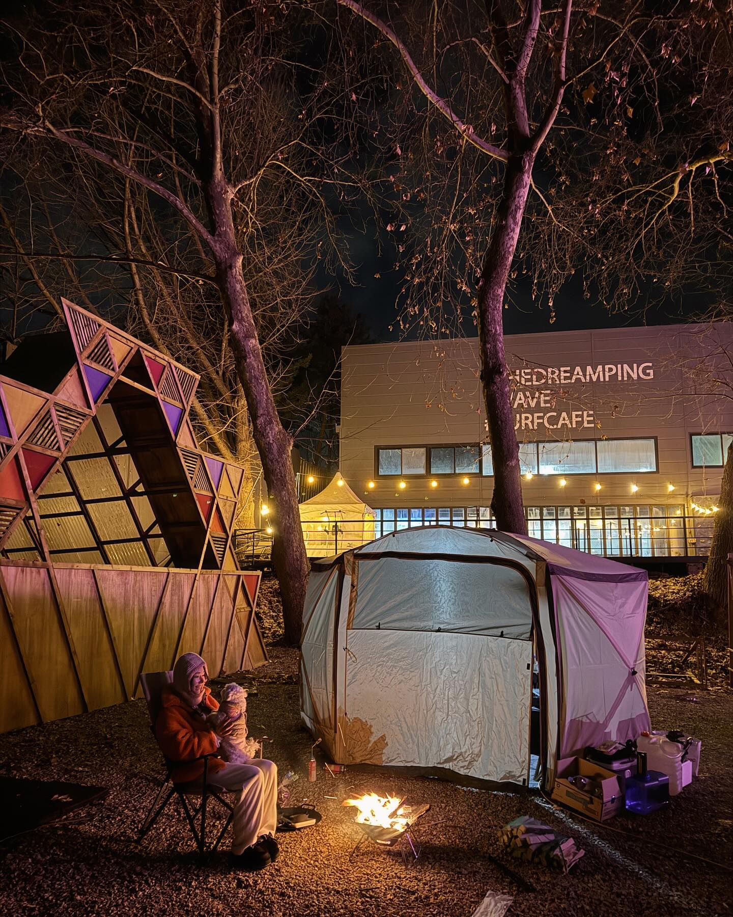 북한강뷰 서울근교 애견동반 캠핑장🏕️

캠핑 , 글램핑 , 카라반 
여름에는 다양한 수상레져까지 가능한 곳 !

대체적으로 시설이 다 깔끔하고 
글램핑도 엄청 잘 갖춰져 있어서
저처럼 캠핑에 익숙하지 않는 캠린이들에게도
편하고 가볍게 다녀올수있어요 
 

🏕️ 더드림핑
경기도 남양주시 화도읍 금남리 105-1

▪️안에 간단한 카페가 있음
 ( 커피 , 과자 , 컵라면 정도 판매 )
구어먹을 수 있는 고구마 , 마쉬멜로도 구매가능 !
▪️강을 따라 산책로가 잘 되어 있어서 
  댕댕이들 산책하기도 엄청 좋음 !
▪️서울에서 짱 가까워서 1시간내 가능 !