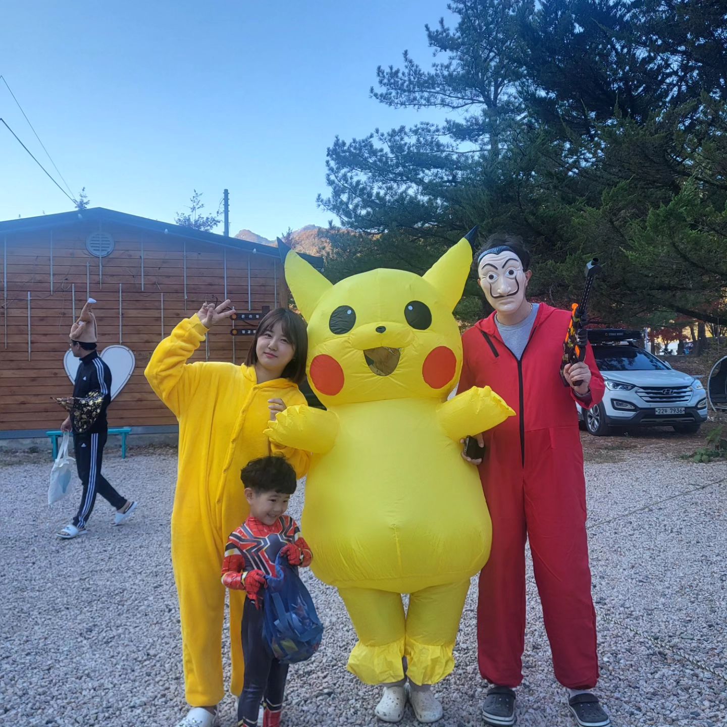 즐거운 할로윈 ♥♥
여기저기 귀여운 캐릭터 아이들이 모여서 캠핑하니깐 ㅋㅋㅋ 색다르고 동심으로 돌아간 기분이네👻👻
도영이도 알아서 친구 찾아서 놀아주니깐 너무 좋네 ㅋㅋㅋ 말 안듣는거 빼고 ㅋㅋㅋㅋㅋㅋㅋ