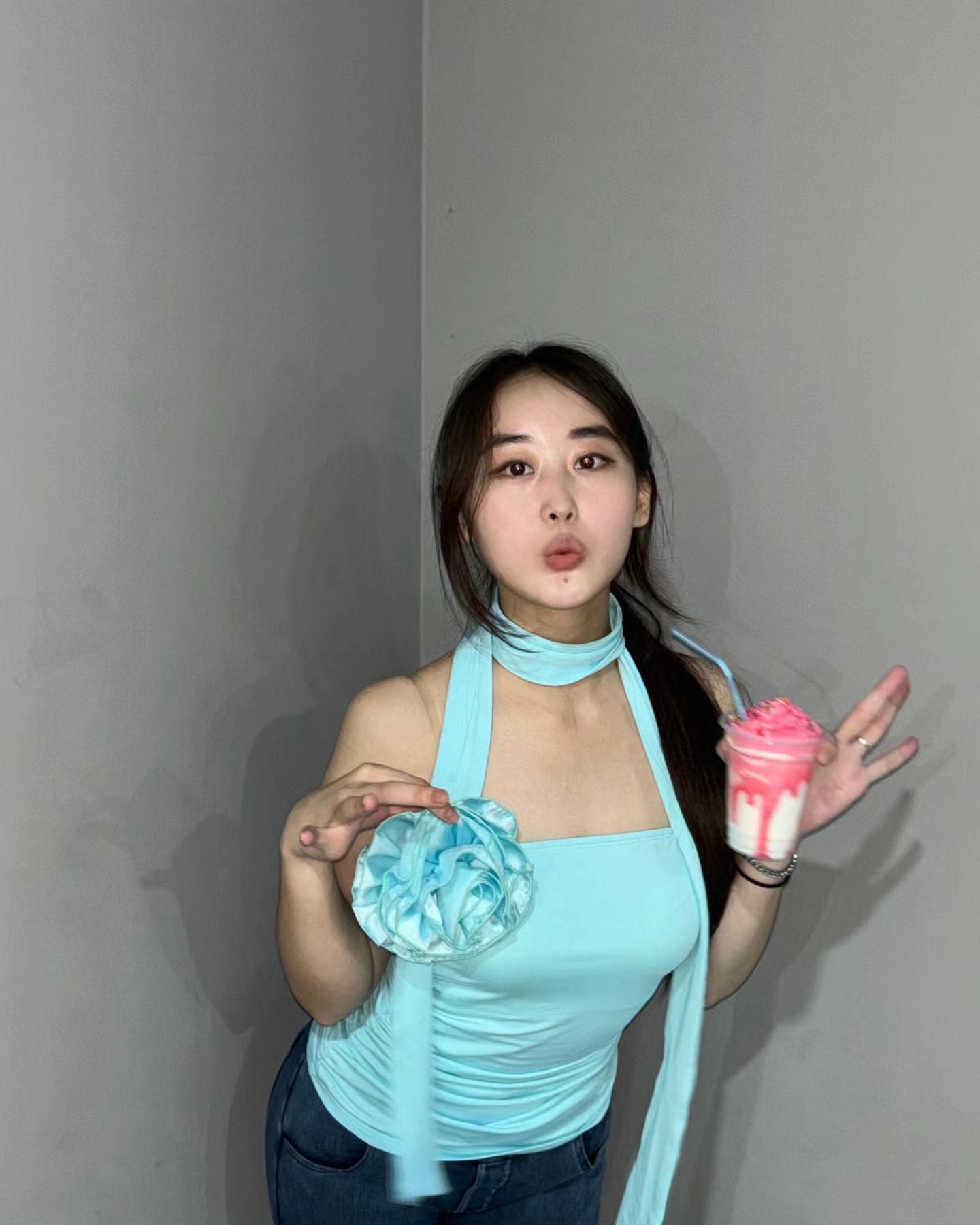 딸기 스무디 한쟌🍓🩵
.
.
.
.
.
#촬영 #컨셉촬영 #프로모촬영 #댄스촬영 #딸기스무디 #왁킹 #dancer #waacking #waacker #사진스타그램 #06 #06년생 #좋아요 #좋아요그램 #팔로우 #follow