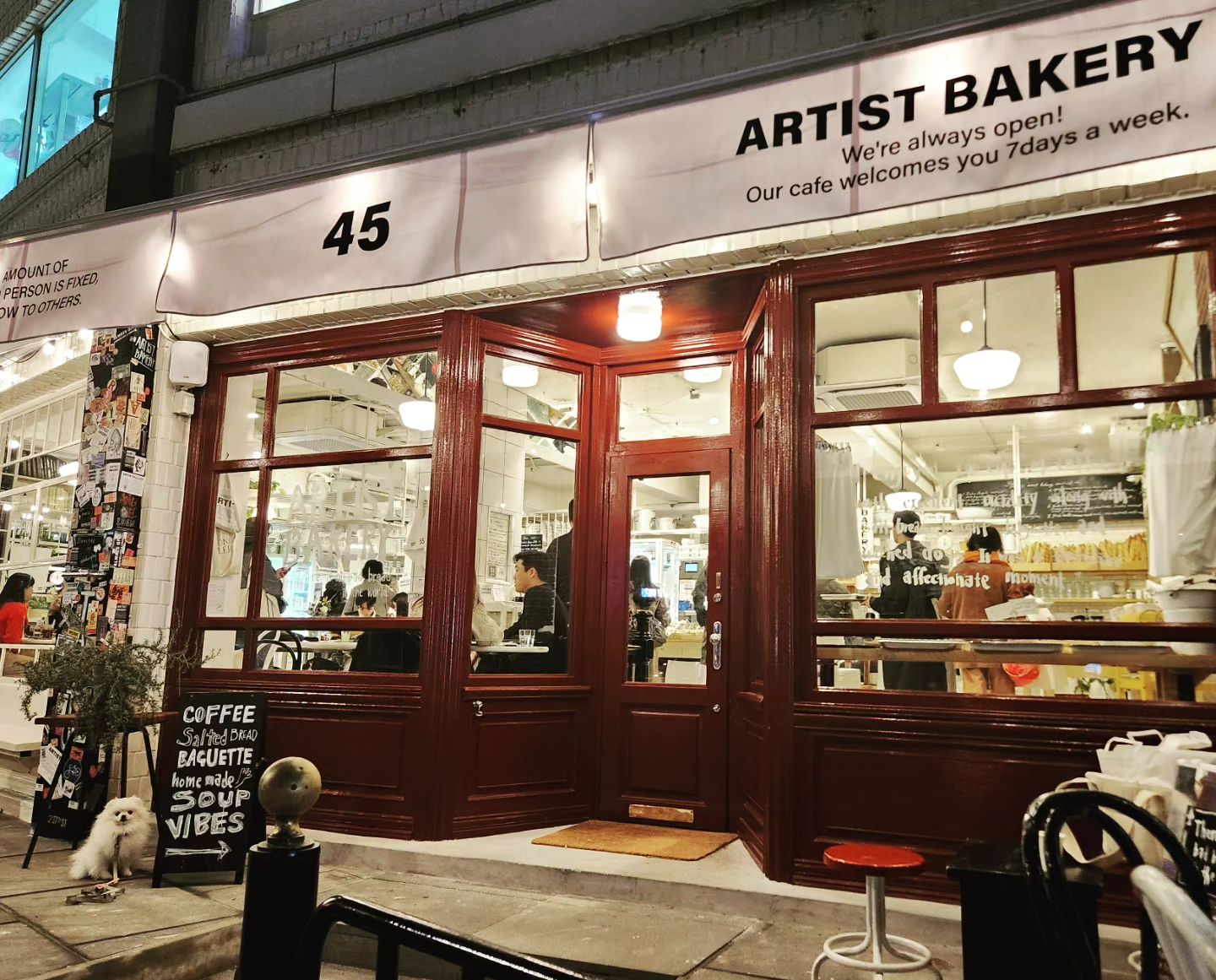오랜만에 안국나들이💓
안국동을 좋아하는 나(고등학교를 이곳에서 다님)
가끔 힐링하러 가는데 간김에 새로생긴 
#아티스트베이커리 방문😊
배추 산책도 시킬겸 줄이 긴가 안긴가 슬쩍 들렸다가
웨이팅길지않아서 후딱 줄섰다가 들어감(나이쓰)

신상핫플후기쓴다🖋

artistbakery 
실내는 뚜껑닫고 출입가능.
음료주문,포장주문하면 콜네임등록후 직원분이 이름을 부르면 돌아다니시는데 아무생각없이 배추라고 하고
딴짓했더니..배추~~배추님~~배추님~~하며 나의 아메리카노를 들고 찾고계셨다ㅎㅎ
귀엽게 chu♡♡라고 써있어서 못버리고 떼서 들고옴.
배가불러서 플레인바게트 하나포장하고, 크림치즈바게트는 반만먹고 포장하려했는데......
🫥배부른돼지 하기로...ㅋㅋㅋ
배긁어주던 료싸장님이 안계셔서 배추는 나와서
입간판옆에서 묵묵히 버티다가 누나한명 낚은후 만족하고
쿨하게 퇴장🐕
직원분들 모두 흔쾌히 반겨주셨음 🫶

📍아티스트베이커리 안국(주차X)
🕖08:00~20:00영업
반려동물동반가능(실내는 가방안에 뚜껑닫고)
내부 테이블간격도 좁고, 사람도 많아서 유모차는 비추.
쫄깃한빵 기다리고 있습니다.
아직 오픈한지 얼마안되서 페인트냄새가 나는데 예민한분들은 좀더있다가세요~
테이블 회전은 빠른편.

강아지데리고 가시는분들은 요기들렀다가
땡스오트로 가서 댕댕이요거볼 하나사주세요😉