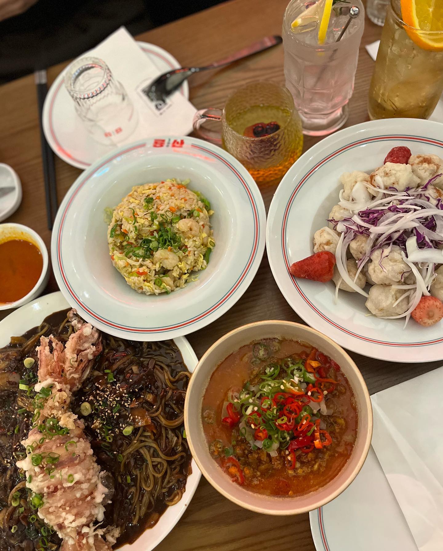 📍#협찬#룡산399

이촌역 맛집 룡산399방문 했어요

통오징어 쟁반짜장 (25.000원)

통오징어 튀김이 통채로 들어있고,
양도 2-3인분정도에 푸짐한양 
맛과 비주얼까지 잡은 룡산399 시그니처 메뉴

육즙 탕수육 -중 (28.000원)
볼처럼 동그랗게 튀겨낸 뽕실뽕실 육즙 탕수육
소스는 찍먹 부먹 둘다 가능해요
양도 푸짐하고. 부드러워요 👍🏻

새우 볶음밥 (13.000원) 
짬뽕국물 +짜장소스 셋트로 나오는 
새우가득 부드러운 볶음밥 

탄탄면(15.000원)
묘하게 중독적인 탄탄면 국물 한입 해주고
면치기 해주기😛

고량주 하이볼 (10.000원)
위스키 하이볼 (10.000원)

중식과 잘어울리는 고량주/ 위스키 하이볼 한잔 
알쓰도 먹을수있는 깔끔한맛 👍🏻
음료수 (콜라) (3.000원)

가족모임/ 단체모임/ 데이트 하기 좋은
이촌역 맛집 #룡산399