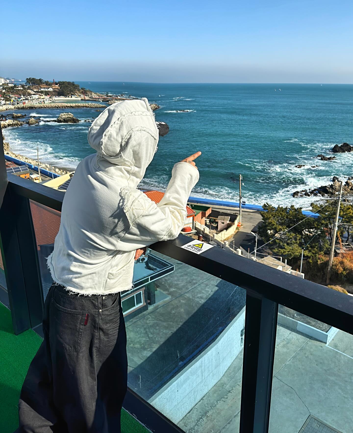 여행가자! 경주에서 바다를 볼 수 있다고?🫢
.
.
snb_poolvilla 

✅평일기준 10만원대에 즐길 수 있는 경주 오션뷰 풀빌라!
가성비가 좋으며 경주 여행다닐 때 렌트카 이용시 꼭 추천드려요!😆
아침, 밤에는 바다도 보고 경주 여행으로 눈호강도 하고 일석이조!
데이트하기에도, 가족과 함께가기에도 틀리지 않은 선택같아요 ◡̈ 
병원 선생님들과 다함께 다녀왔는데 즐거운 추억 쌓고 왔답니다😆

✅1층에 24시간 무인 편의점 및 카페를 운영하고 있어 무척이나 편리 하답니다🫢 굳이 멀리 차끌고 이동할 필요가 없다는 점이 아주 큰 이점이에요 ◡̈ 

✅ 오션뷰를 즐기며 바베큐도 가능! 눈호강 하면서 바베큐라니~ 낭만입니다😁

✅다양한 이벤트를 주기적으로 열고있어 팔로잉하고 이벤트 소식 받고! 예약하면 여러 혜택이 있다고 하니 꼭 많은 관심 부탁드려요 ◡̈ 

.
.
#에스앤비풀빌라 #경주펜션 #경주숙소 #감포숙소 #경주스테이 #경주풀빌라 #감포풀빌라 #스테이블리스 #경주 #경주핫플 #경주데이트 #경주숙소추천 #오션뷰펜션 #우정여행 #여행 #힐링여행 #가족여행 #경주여행 #경주가볼만한곳 #감포 #패션 #남자패션 #남자코디 #남자스타일
