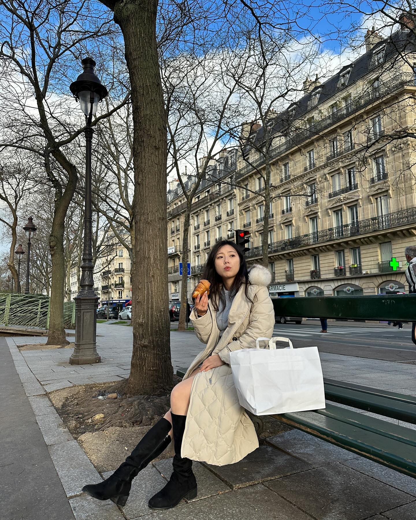 #moulinrougeparis 
신혼여행D+15

파리 마지막날 
영국에서 기념품을 너무 많이 사서 택배 보내기 🎁📦 
(남편이 무겁다고 찡찡거렸는데 알고보니 14kg😅)

마지막날 인생 크로와상도 맛보고
가본곳 안 가본곳 다 둘러보기

마지막 일정은 “물랑루즈”💃
엄마의 추천으로 봤는데 진짜 강추!!

남편 밤늦게 본다고 투덜거리더니
앞자리에서 못 본걸 무척 아쉬워함
(스타벅스 파리 컵 찾다가 늦음 헤헤)

•
.
.
#파리도 #이제 #안녕 #물랑루즈 #존잼 #파리오면 #꼭 #보세요 #신혼여행 #프랑스 #파리