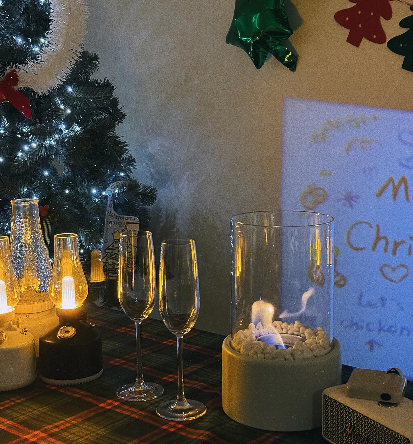 나혼자 멜크갬성,,🎄
못다한 파티는 새해에 하자 

#이산가족
#나홀로크리스마스