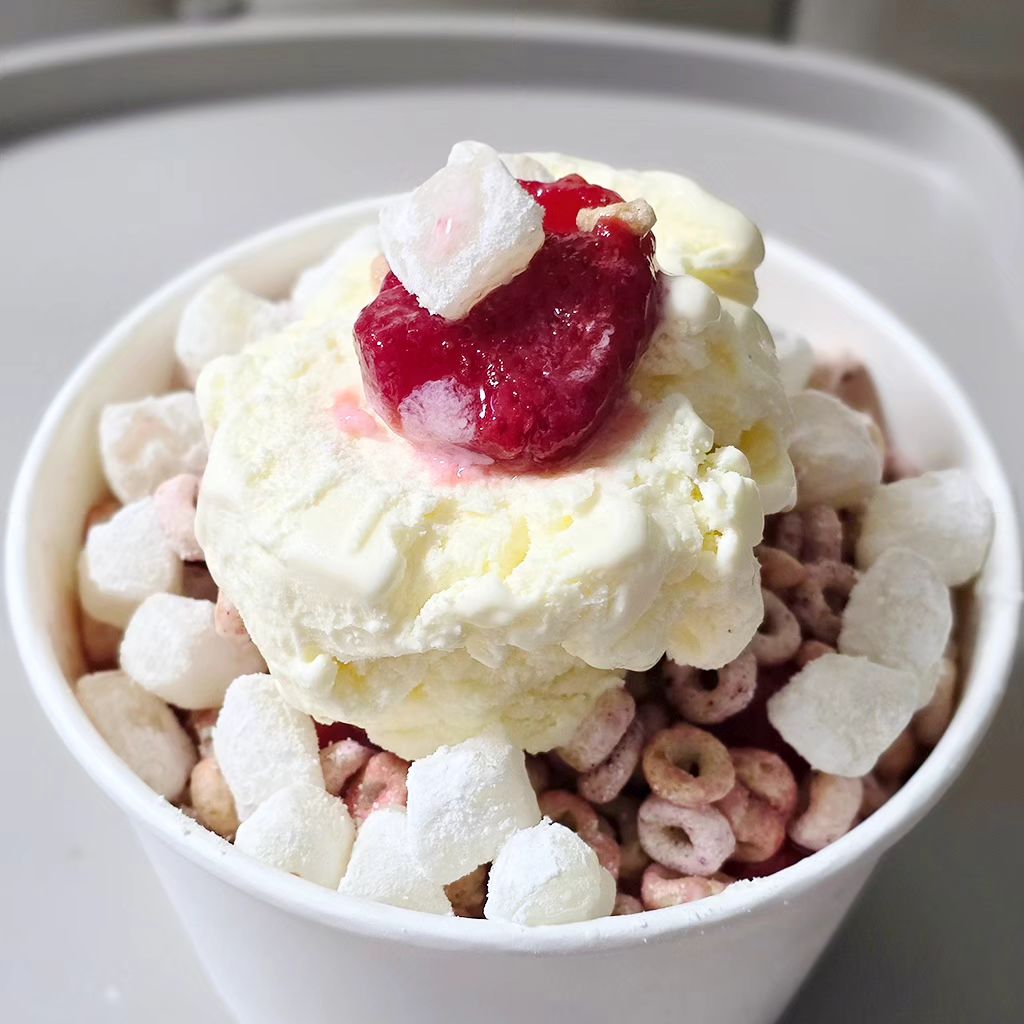 올 해 첫 빙수!
🍓스트로베리 롤리 빙수🍧

입안에서 사르르~ #우유빙수 좋아💞

빙수의 결정이 살아이쒀~ ❄️ 
한여름에도 이렇게 오겠지?!🤩

다음엔 유니콘마시멜로 먹어봐야지 🦄

나랑 같이 빙수먹으러갈사람 여기여기 붙어라~👍🏻😁

.

#석촌역카페 #헤이밀크바 #송파빙수배달 #배민배달 #배민 #빙수배달맛집 #먹방 #여름이다 #bingsu #간식타임 #딸빙 #딸기빙수 #주부인플루언서냥냥