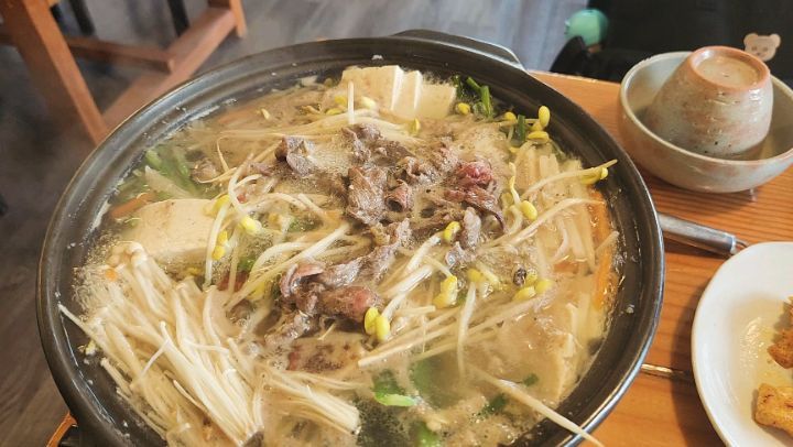 <경주> #고두반 #경주도지동

한우두부전골(고두반밥상) 입니다. 미리 예약해야 이용가능하며 생각보다 영업시간도 짧아요..! 미리 예약해야하기에 도착하면 바로 먹을 수 있게 밑반찬이 셋팅되어있는 부분은 정말 좋았습니다. 

모든 음식이 간이 쎄지않고 건강한 맛입니다. 먹고 난 뒤 속이 불편하거나 한 것 없어 좋습니다. 단점이라면 밥 양이 적은것!?일까요ㅋㅋ

#한국인의밥상 #경주맛집 #경주밥집 #6시내고향 #농가맛집 #두부맛집 #경주두부맛집 #경주도지동맛집 #먹스타그램 #한식맛집 #한식당 #가족외식 #경주불국사맛집 #경주불국사 #경주이색맛집 #대구근교가볼만곳 #부산근교나들이