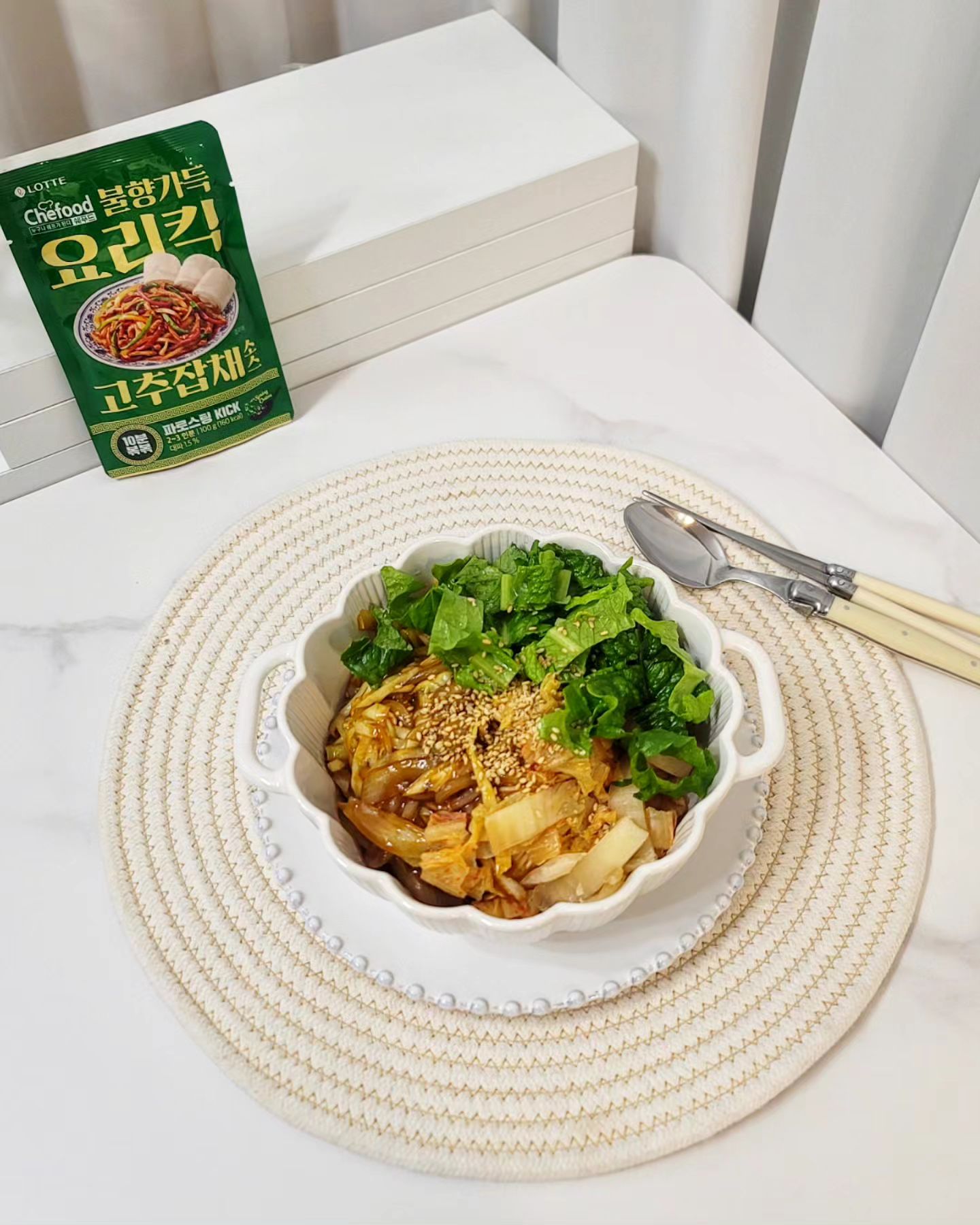 #제품제공 #중화요리 #중화요리맛집 #요리킥 #고추잡채

Chefood 요리킥만 있으면 무슨 재료든 맛있게 만들어 먹을 수 있어 좋은^^

Chefood 요리킥 고추잡채 소스에 국수면 넣고 비빔면 해먹었는데 너무 맛있었어요

재료는 Chefood 요리킥 고추잡채 소스, 소면, 양배추, 양파, 로메인, 묵은김치인데요. 식감을 더 좋게 하기위해 묵은지 함께 넣어줬는데 미리 양념은 씻어줬어요

소면 삺아 찬물에 헹궈 준비해두고 양파와 양배추 볶다가 고추잡채소스 넣고 볶볶, 소면위에 올려주고 묵은지와 로메인 넣어 잘 비벼주면 된답니다

Chefood 요리킥 종류는 마파두부, 고추잡채, 마라샹궈, 어향가지 총 4가지~ 

집에서 하기 어려운 중식, 외식이나 배달메뉴로만 생각했던 메뉴들을 집에서 간편하게 만들어 먹을 수있습니다

Chefood 요리킥은 120도에서 파를 로스팅하여, 중식 맛집의 불향을 그대로 느낄 수 있는데요. 호텔출신 요리명장의 노하우를 제품에 담아냈고, 한국인 입맛에 딱 맞춰진 소스인데요. 집에 있는 재료와 프라이팬을 통해 10분만에 후다닥 간편하고 맛있게 중식을 만들수가 있습니다

요리하기 아주 쉬운데 혹시라도 레시피가 궁금하다면 제품 패키지 QR코드를 통해, 요리킥 소스활용 레시피를 확인할 수 있어 더 편하게 요리할 수 있는데요

그래서 요리 초보, 요알못도 쉽게 따라할 수 있는 레시피로 요리킥을 활용해 밋있게 만들수 있죠^^

Chefood 요리킥만 있으면 쉽고 빠르게 그리고 맛있게 만들수가 있습니다

#불향소스 #불맛소스 #중식맛집 #Chefood #Chefood요리킥 #요리스타그램 #요리 #쿡스타그램 #맛있다그램 #먹스타그램 #맛스타그램 #온더테이블 #밥상스타그램 #밥상 #cookstagram #cook
.
.