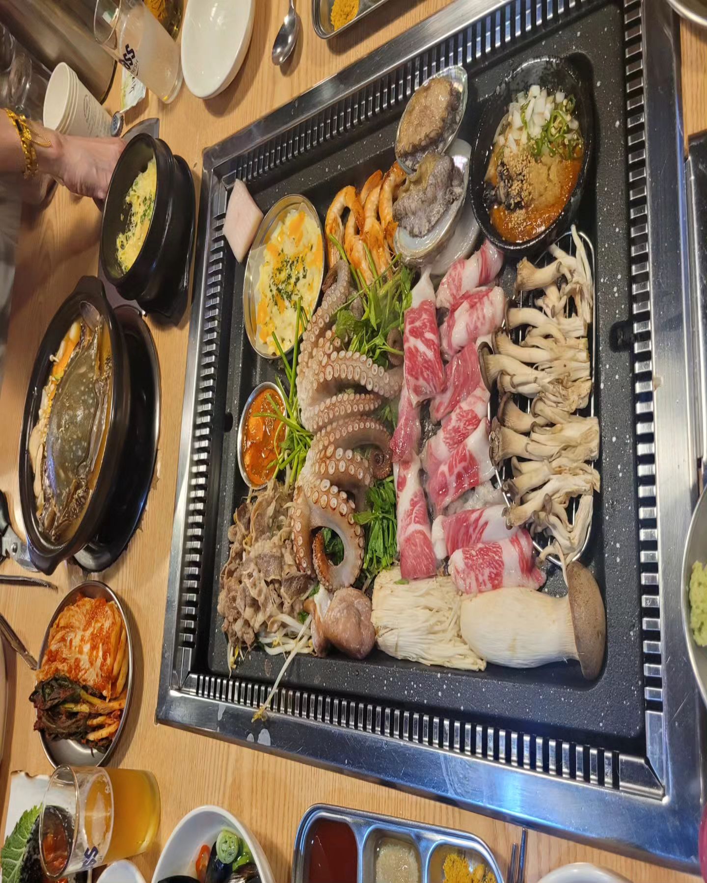 #협찬 #여천시골집 #차돌박이 #꽃게탕 #해물삼합맛집 #수제소세지 #냉면 

#제니쌤 은 
사랑하는 가족들과함께 고기 먹으러
여수삼겹살 차돌박이맛집 학동맛집 여수 [여천 시골집]와서 차돌박이4인상 먹어봤어요. 

차돌박이 시켰는데 해물한상이 푸짐하게 나오는게..대박 실화에요. 

고기&해물 끝판왕 이에요. 

남이 구워주는 고기가 젤루 맛있잖아요! 😁 

새우도🦐 먹기좋게 껍질을 까서 구워주시고 활문어 활전복 싱싱 그잡채에요. 

특히 수제 소세지 꼭 드세요!! 소세지가 떡갈비 맛이 나면서 고기풍미도 최고에요. 

🦀 꽃게 된장국 꽃게도 활꽃게로 끓여 주셔서 꽃게살이 꽉차있고 궁물이 끝내줘요 ~ 

입가심으로 비빔냉면 살얼음동동 냉육수까지 완전히 야무지게 뿌셨어요!! 

사장님부부도 친절하시고 여사장님 넘 상냥하시고 미인이세요~잘먹고 갑니다. 

또 방문할게요!! 

📍전남 여수시 학동 88-2 여천 시골집
. 
.
#여수맛집 #여수고기집 #여수해물삼합 
#여수삼겹살 #여수돌문어삼합 
#여수차돌박이 #여수한식 #학동맛집 
#학동고기집 #학동삼겹살 #학동차돌박이 
#학동돌문어삼합 #여천맛집 #여천고기집 
#여천돌문어삼합 #여천삼겹살 
#여천차돌박이 #여천한식 
#여천해물삼합

💟함께 어울리며 살아요 

함께 어울리며 살아요.
인연이란 이런거래요. 

씨앗은 흙을 만나야 싹이트고,
고기는 물을 만나야 숨을쉬고, 

사람은 사람다운
사람을 만나야 행복하고, 

맹수들은 산이 깊어야 하고,
지렁이는 흙이 있어야 살고, 

또한
나무는 썩은 흙이 있어야
뿌리를 깊이 내릴 수 있고, 

이렇듯 만남이
인연의 끈이 됩니다. 

우리 서로 서로 기대어
도움주며 살아요.