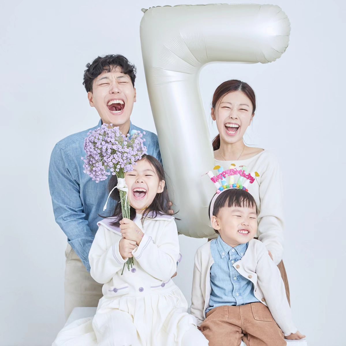 벌써 결기 7주년이다 🤵‍♂️👰‍♀️
친정엄마가 남편에게 말하길
우리딸 꽃에 물도 주고 햇빛도 주듯 고이고이 봐달라던 말이 기억난다
감사하게도 내손이 여전히 보들보들 고와
울 냄편 덕분에 🙏

감사하고 앞으로도 잘부탁해
나역시 꽃길만 걷게 해줄게 🌸

아쉬움에 급찍은 가족사진 생각지못하게 재밌었다는ㅋㅋ
방금봤는데 숫자풍선이 거꾸로야....
나름 성공적이라 엄마 뿌듯햄햄

.
.
.
#결혼기념일 #7주년 #깜찍선물#귀엽 #고마오#결기 #기념샷 #가족사진 #부산셀프사진 #우아네 #행복 #행복한우리집