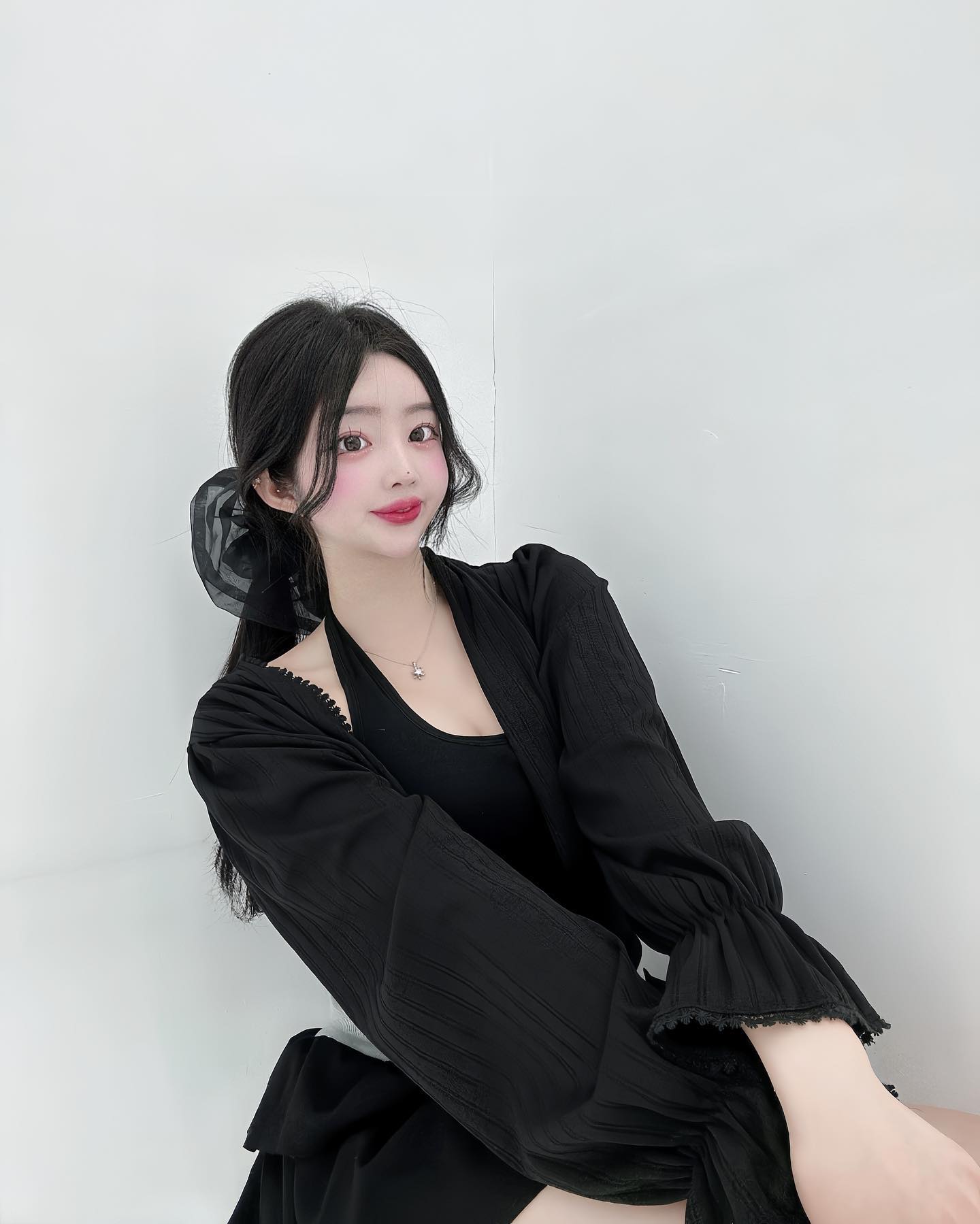 #인플루언서 의 삶은 계란이에요 이런겁니다 🐰
회사 포토존에서 사진찍겠다고 “저 신경쓰지말아주세요” 하면서
겁나 예쁜척 하고 얻은 결과물 ㅋ_ㅋ
남 눈치 안보기 1등 (사진찍을 때만)
마지막은 나의 전용 삼각대 헬스럽 폼롤러
저희 회사 폼롤러 많이 구매해주세여...^^🩵🤭 
(구매할거면 헬스럽 스토어팜  구매평에 내얘기 써조...🙉)

#ㄱㅇㄱ #개웃겨 #예쁜척 #인플루언서 #패션소통 #발레코어룩 #시눈 #sinoon #스크런치 #발레코어 #레이어드룩 #폼롤러 #운동하는여자