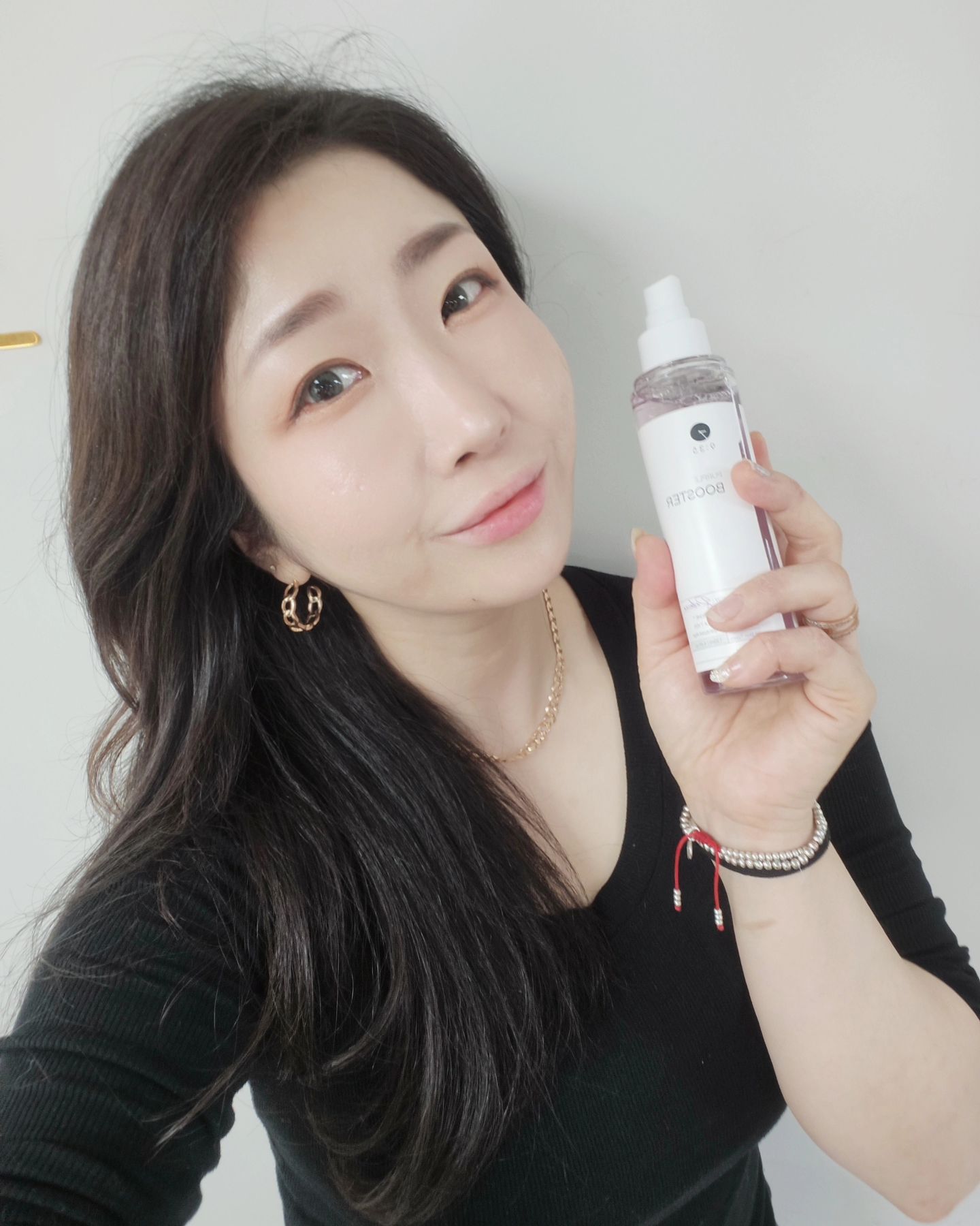 #협찬

935_official

피부밸런스를 맞춰줄 9:35 퍼플 부스터
나이가 들수록 피부탄력이 떨어지고 까칠해져서 피부과도 다니고 관리를 열심히 하고 있는데 집에서 매일 하는 홈케어가 가장 중요하단 사실! 
9:35 퍼플 부스터는 퍼플에너지로 피부자생력을 키우고 균형을 맞춰주는 밸런스 부스터랍니다. 

수분, 탄력고민을 하나로 해결하면서 피부에 광채까지 부여해 건강한 피부로 거듭나게 도와주는 제품으로 토너, 마스크팩, 미스트등 여러개를 사용할 필요 없이 하나로 충분해요! 그래서 여행갈때도 꼭 챙겨간답니다

스킨케어 전/후에 사용하면 흡수력도 높여주고 휴대성이 좋아 가지고 다니면서 사용도 가능해요. 
확실히 피부결이 좋아지고 건조할때마다 뿌려주고 있습니다. 귀찮을땐 부스터만 뿌리고 스킨케어 마무리할때도 많아요 ㅎㅎ 
촉촉하고 흡수력도 좋고 메이크업전에 사용하기에도 너무 좋아서 추천합니다 :)

#935#935화장품#퍼플부스터#935부스터#부스터#스킨케어추천#화이트닝화장품#주름개선#스킨케어#피부탄력관리#미스트추천#수분미스트#토너추천#화이트닝#주름#광채#피부미백#생기,활력#얼굴형관리#수분#건성피부#보습