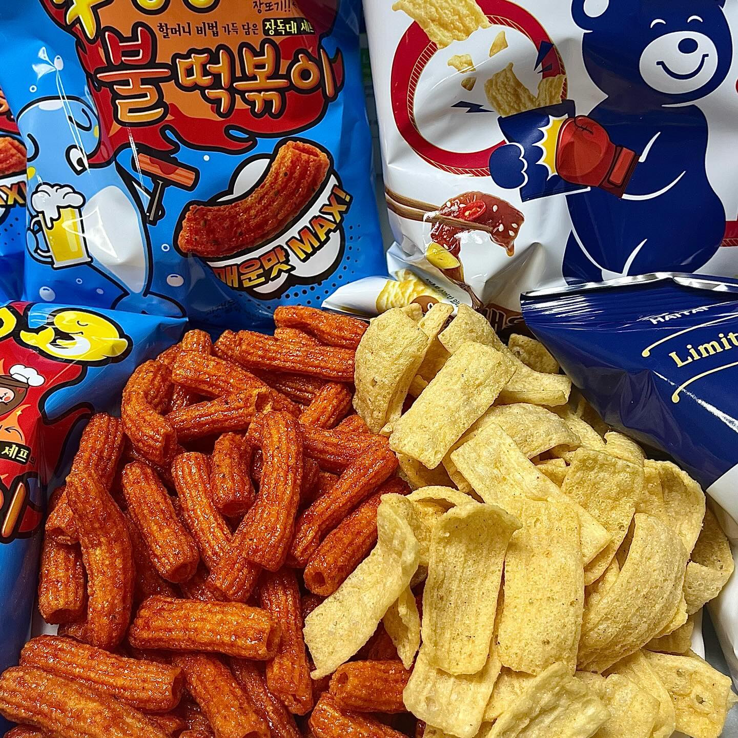 #광고
믿고 먹는 해태제과와 OB맥주의 콜라보 🎉
믿을 수 있는 맥주회사 OB에서 만들어 맛 보장은 물론 가성비까지 좋은 필굿의 만남!!😲

신제품 2종이 출시되었는데요!!
-신당동 불떡볶이
떡볶이 스낵의 원조..더 맵게 등장했다..🌶️ 자꾸만 손이 가는 맛있는 매콤함이라 맥주 안주로도 너무 좋아요! 패키지 자체도 너무 귀엽지않나유 ㅠㅠ 

-빠새 간장새우맛
새우를 통째로 넣은 단짠과 바삭함의 정석 빠새와 OB라거 캐릭터의 만남으로 재탄생><🥰 2.4mm얇은 두께의 이 바삭함 너무 맛있어요! 단짠단짠이 질리지않고 손이 계속 가는 거 알죠?!

저는 신당동떡볶이 과자를 원래부터 좋아했었는데!
기존보다 매워지니 중독성이 강해져서 더 맛있다고 느껴졌어요!😲🥴

-
▪️ 이마트 행사 안내 (2월 15일~ 29일)
1. 필굿 355ml*6팩 + 해태 콜라보 제품(빠새/신당동) 동시 구매 시, 1,000원 할인
2. 해태제과 제품 15,000원 이상 구매시 귀여운 OB라거, 필굿 굿즈를 추첨을 통하여 증정 
(한정수량으로 조기마감 가능성이 있으니 참고 부탁드려요!)

-
#해태 #빠새 #신당동떡볶이 #OB맥주 #OB라거 #필굿 #간장새우 #불떡볶이 #먹스타맞팔#selfie #lfl #fff #daily #likeforlikes #likeforfollow #like4likes #맞팔DM #좋아요반사 #좋반 #맞팔 #좋아요 #팔로우