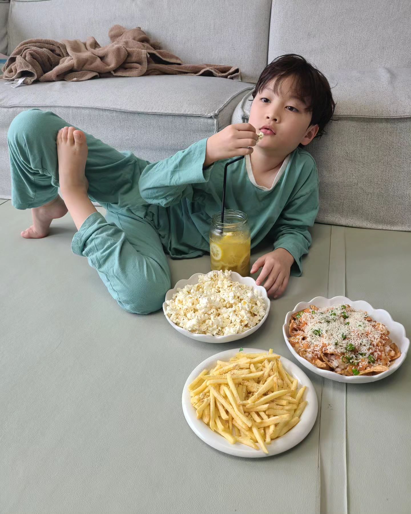 오전에 일하고 부산까지 갔다온 애미한테
자꾸 수영장 가자고 수영장 가자고
#주7일수영할셈이야? #부담스런내수친
지친 몸을 이끌고 갔더니
수영장 휴관이네? 개이득😆
오늘은 맛있는거 잔뜩해줄테니 무비데이하자고 꼬심🤭
팝콘과 감튀에 넘어가는 귀여운 너🩷