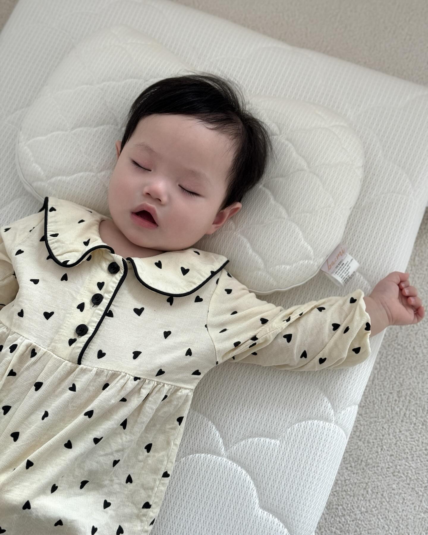 잘땐 천사 같은 🥹
바미 매트리스와 바미 룬드 베개로 땀이 많은 지호는 오늘도 
뽀송 뽀송합니다 .!✨
24개월까지 바미 룬드 두상 베개를 사용 가능하고 
월령별 맞춤 목높이로 설계되어 있는 베개랍니다 !

베개 위아래로 아기 베개 높이가 설정이 되어있는데
1cm는 신생아~6개월 아기 베개처럼!
3cm는 6개월~24개월 아기 베개로 권장 사용할 수 있습니다.

신생아 베개로 사용할 경우 베개가 높으면 커버 없이 속통 단독으로도 
사용 가능해서 걱정 없이 사용 가능해서 오래 사용 가능해요 ♥️

완전 기절…🫢 제가 매트리스 쓰고 싶네요 !