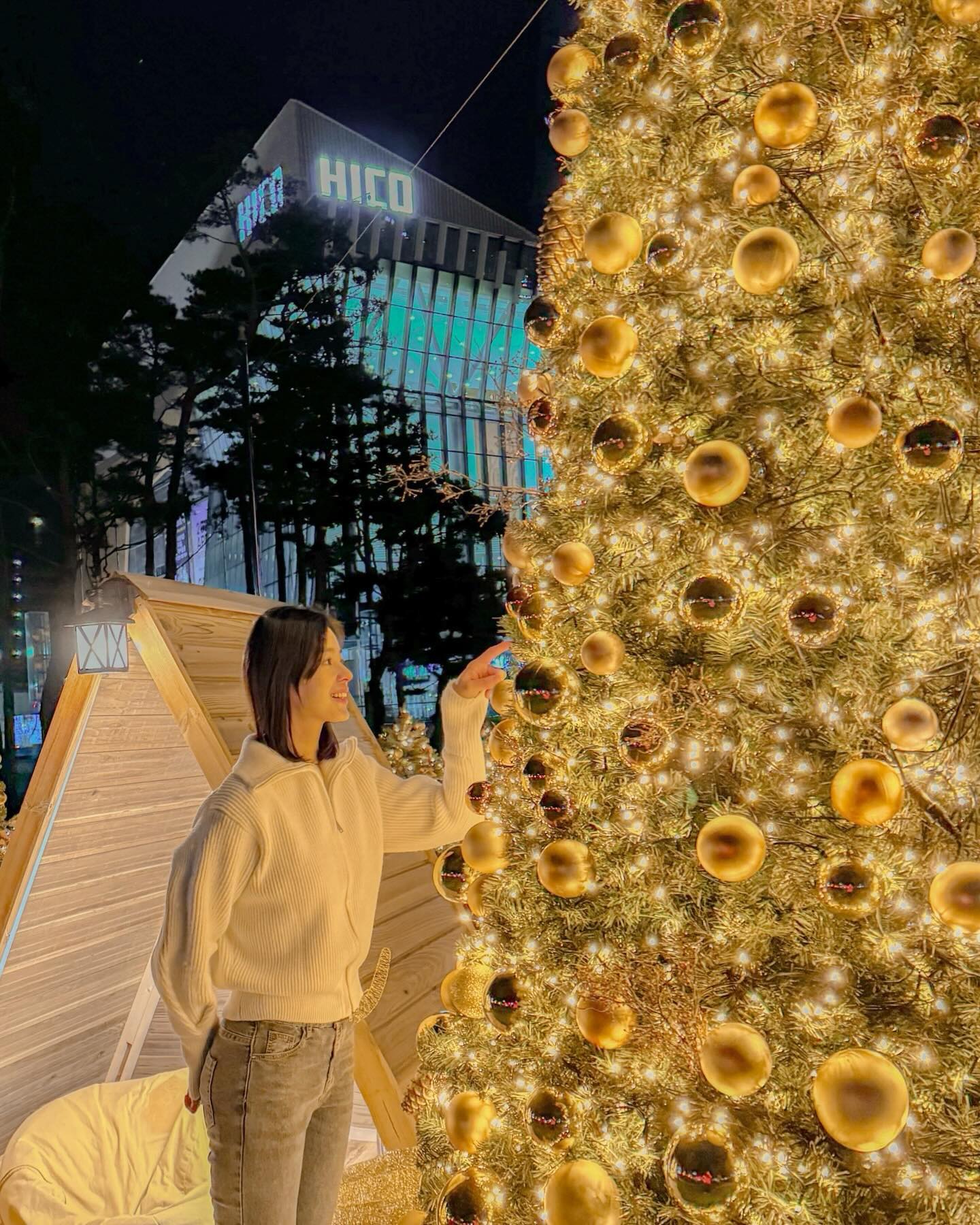 메리크리스마스🎄🎅🏼 
따뜻하고 행복한 연말 되세요!

📍경주 HICO (경주화백컨벤션센터)
경북 경주시 보문로 507

🔖2023경주 사계축제 하이코 트리존
🔖주차: 무료
🔖점등시간: 오후 5시-오후 10시

#2023경주의빛인생샷페스타 #hico의밤 #2025apec경주유치기원해 #경주여행 #경주트리 #야경 #연말 #여행 #트리