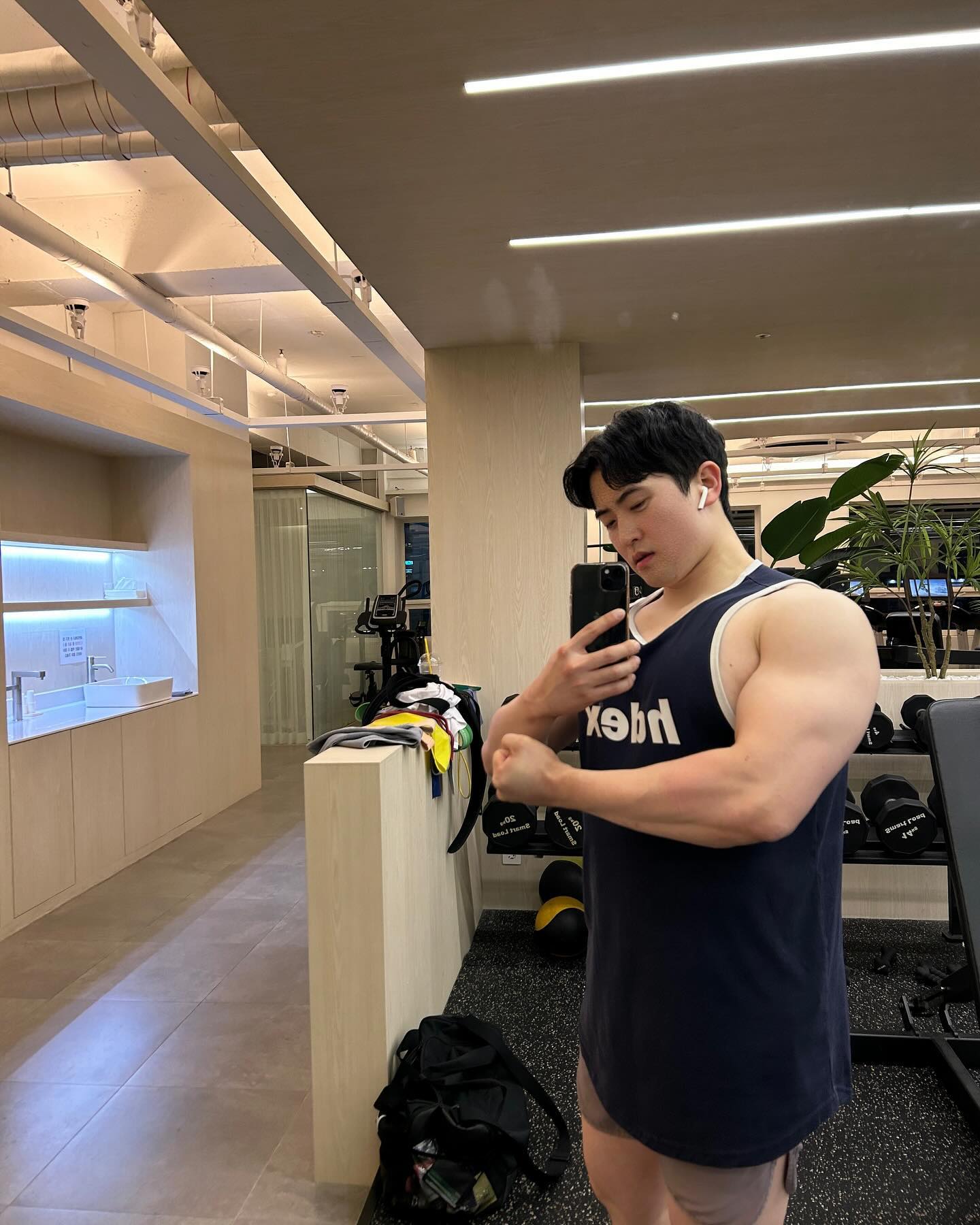 어제 운동도 잘되고 맛난것도 먹었는데....
너무 맛있었나...? 급체를....😵‍💫😵‍💫
하루종일 고생하다가 겨우 속 내려가서 운동 했네요...😮
맛난거 먹을때 신난다고 정신 놓지말기를...
감기 조심하시고! 아나봉릭!
 
#운동 #운동하는남자 #헬스 #헬스타그램 #일상 #대전 #봉명동 #브라이튼휘트니스유성점 #오운완 #운동기록 #운동소통 #bodybuilding #workout #reels #daily #song #gym #fitness #selfie #diet #instahealth #관평동 #떡갈나무집 #낚지볶음 #연포탕