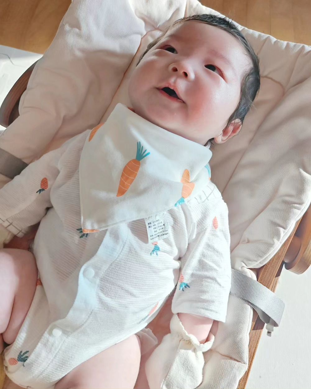 #협찬 gsbebe_

아기들이 조금씩 침을 흘리는 시기가 되면 스카프빕 필수라고 하더라구요! 우리애기도 조금씩 침을 흘리고 손을 빨기 시작하길래 예쁜디자인으로 찾다가 발견한 감성베베 유아스카프핍 🫶🏻💕

알록달록 컬러도 너무 예쁜데 100% 순면으로 제작된 안전한 무형광 제품으로 안심하고 사용할 수 있다는거!  🙌🏻 KC 인증, 무형광 제품이구요, 모든 안전 검사에 적합성을 확인 받은 안전한 스카프에요ꯁ.̮ꯁ💡

양면이랑 방수 두가지가 있던데 저는 방수로 선택! 덕분에 앞면의 면이 침을 흡수해도 아이들의 옷까지 쉽게 젖지 않았어요~🤭🩷
부드러운 원단으로 피부에 닿아도 트러블 유발 걱정이 없구요! 똑딱이라서 사용하기도 너무 편했어요

어린이집 다니는 아기들 답례품으로도 너무 좋을거같아요👍🏻

#감성베베 #유아스카프빕 #스카프빕 #아기턱받이 #유아스카프 #감성베베스카프빕 #순면스카프빕 #침받이 #턱받이 #어린이집답례품 #아기침받이 #어린이집단체선물