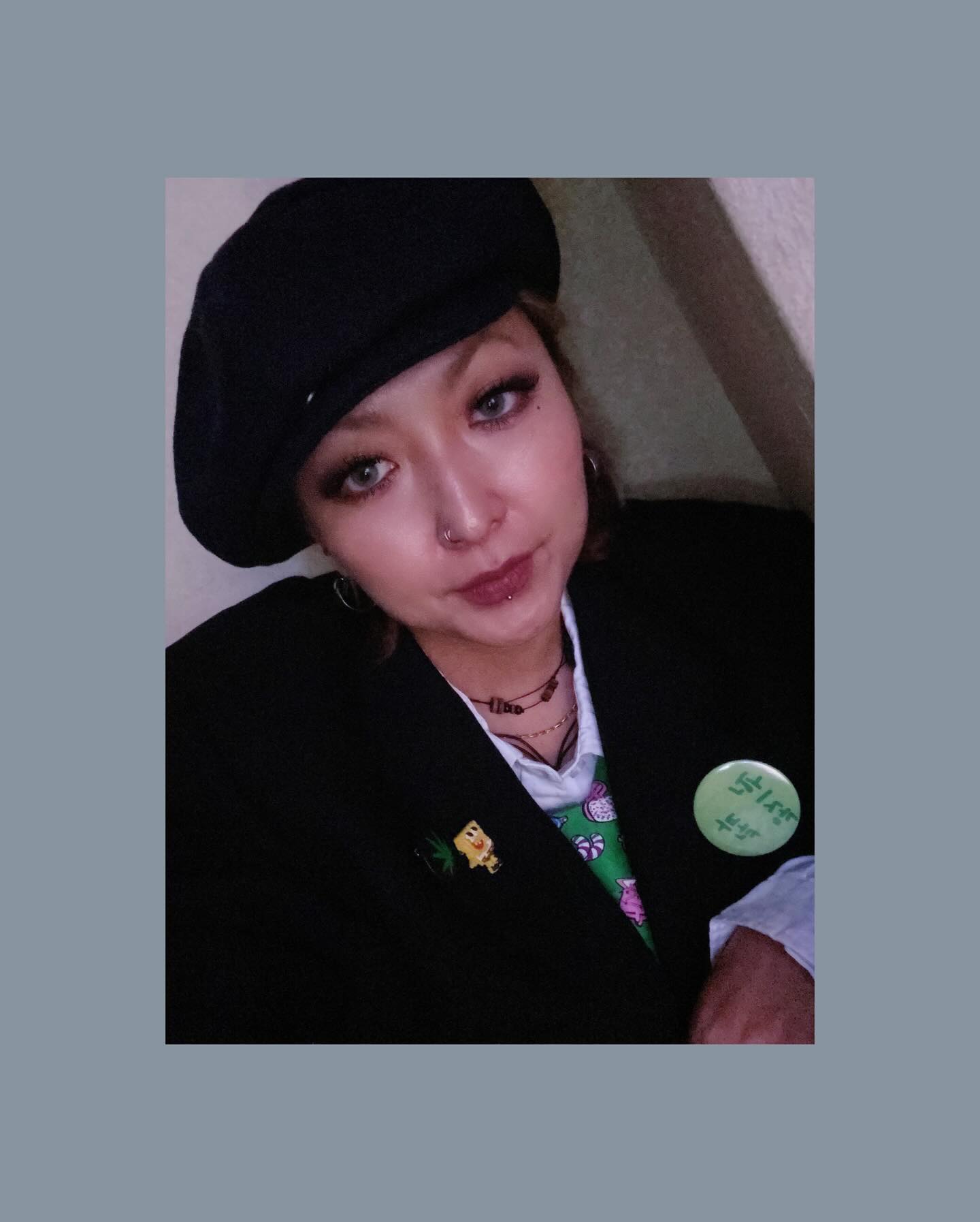 셀카 안 찍는 나 2023년의 나 남기기 성공 🤳🏽
좋아하는 거 잔뜩 넣은 12월 30일.
올해 내가 연구했던 것들도 잔뜩 넣은 12월 30일.

그럼 2024 KB는 더 진하다못해 아주 흘러 넘쳐야겠담 
🌊🌊🌊✨